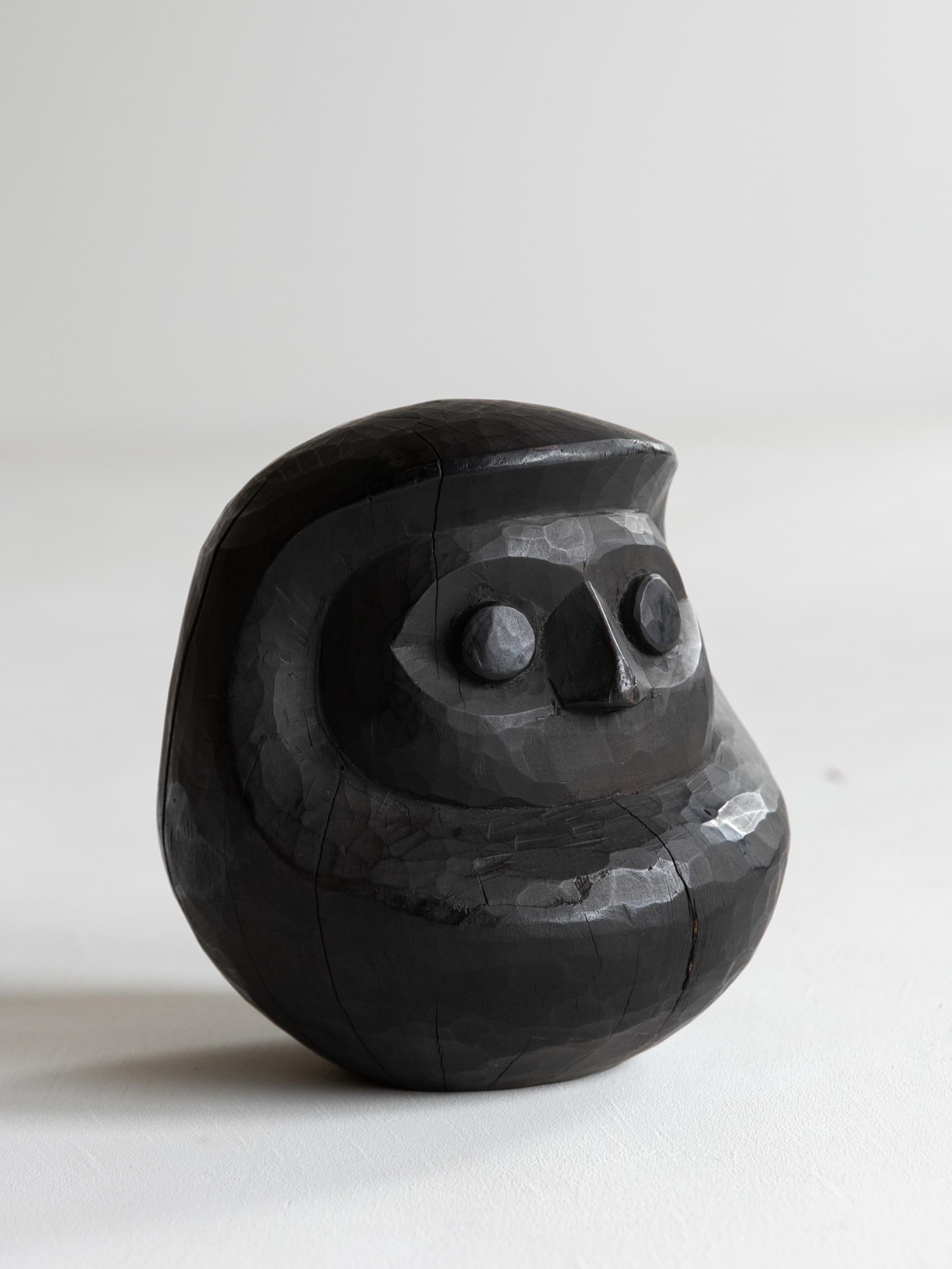 Japanische antike schwarze Daruma-Schnitzerei aus Holz, 1860er-1920er Jahre, Wabi Sabi-Skulptur (Meiji-Periode) im Angebot