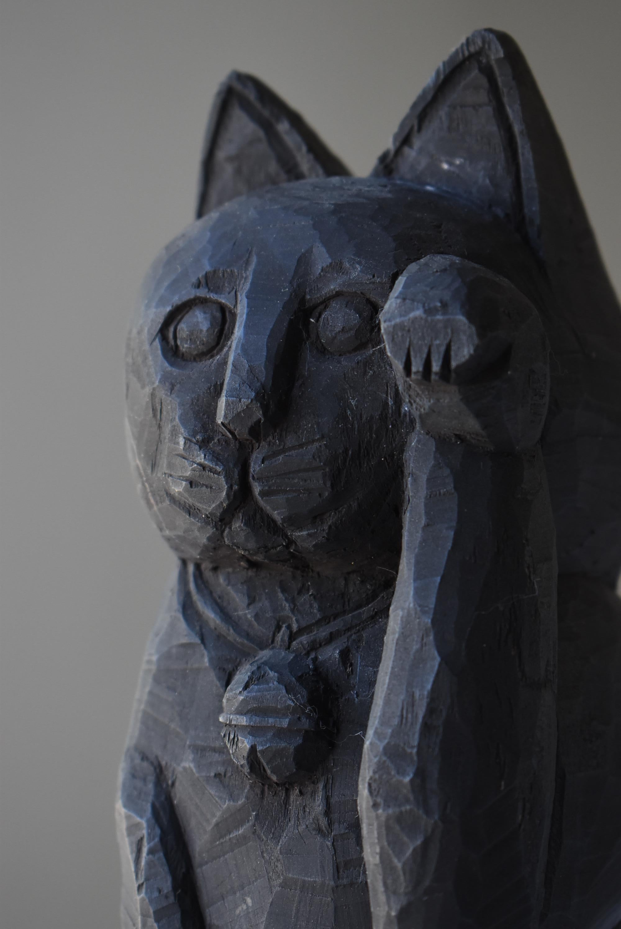 Japanese Antique Wood Carving Black Maneki Neko 1900s-1940s / Beckoning Cat In Good Condition In Sammu-shi, Chiba