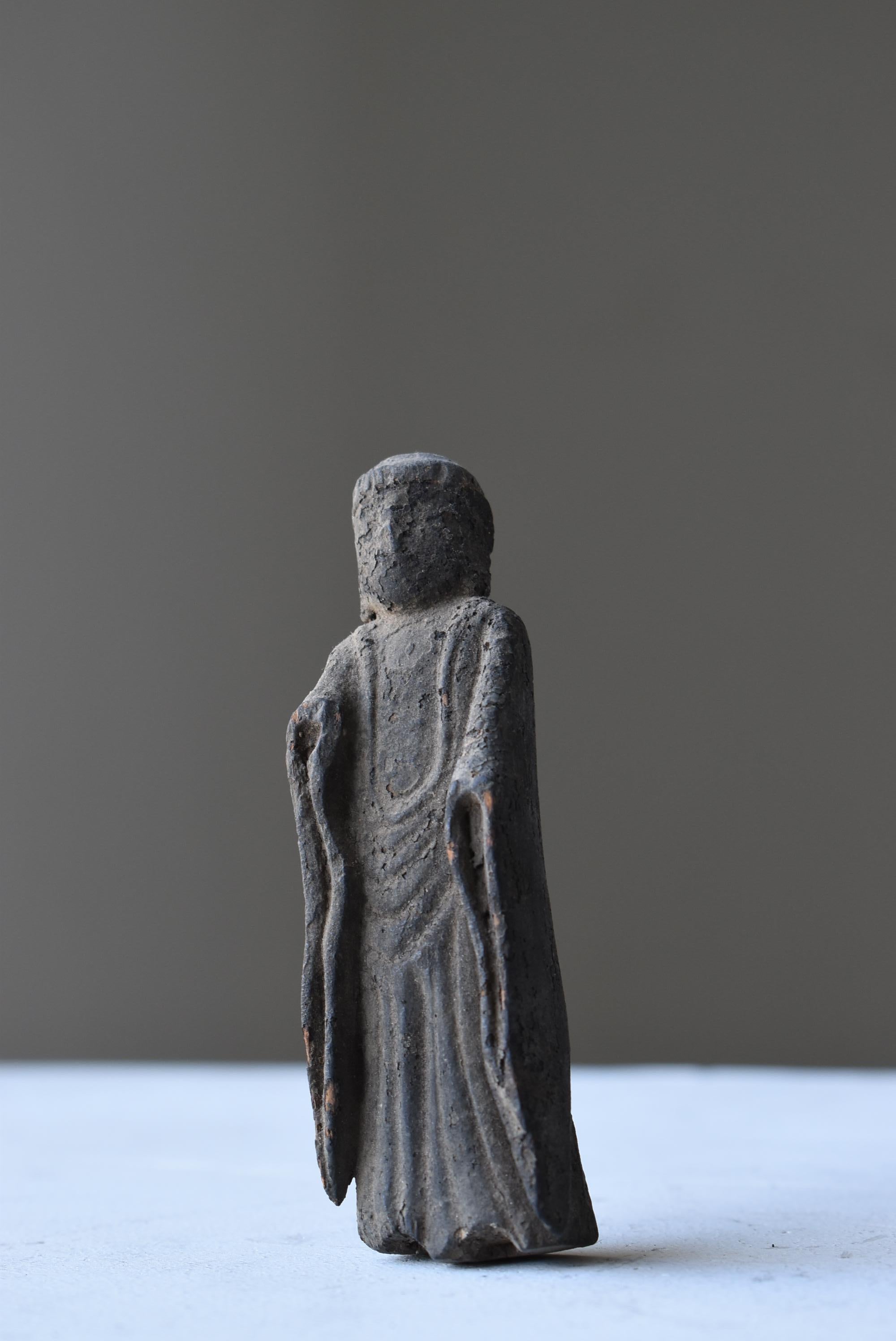 Japanischer antiker Holzschnitz-Buddha 1700er-1800er Jahre/Figurenobjekt Wabi Sabi (Japanlack) im Angebot