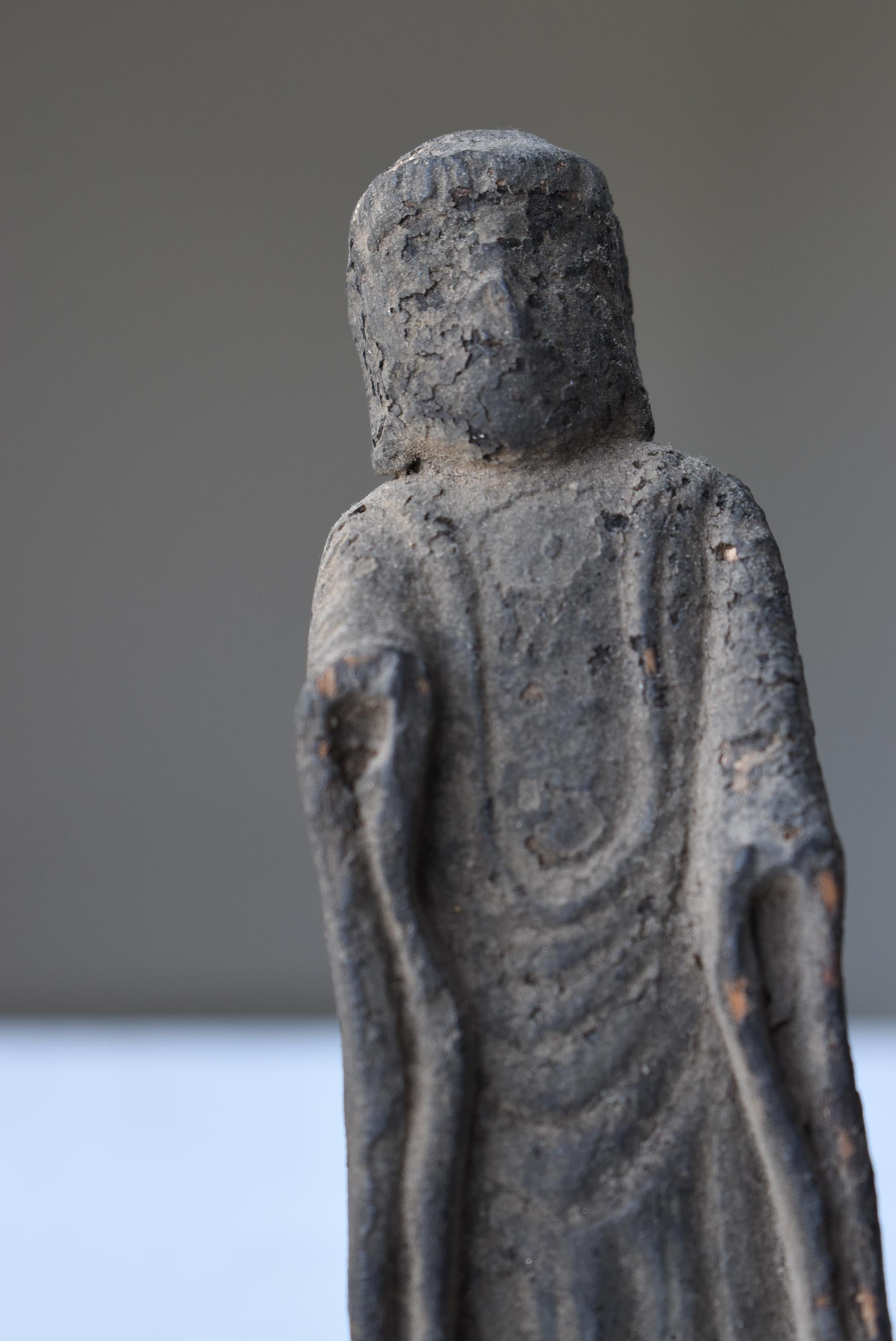 Japanischer antiker Holzschnitz-Buddha 1700er-1800er Jahre/Figurenobjekt Wabi Sabi im Zustand „Gut“ im Angebot in Sammu-shi, Chiba
