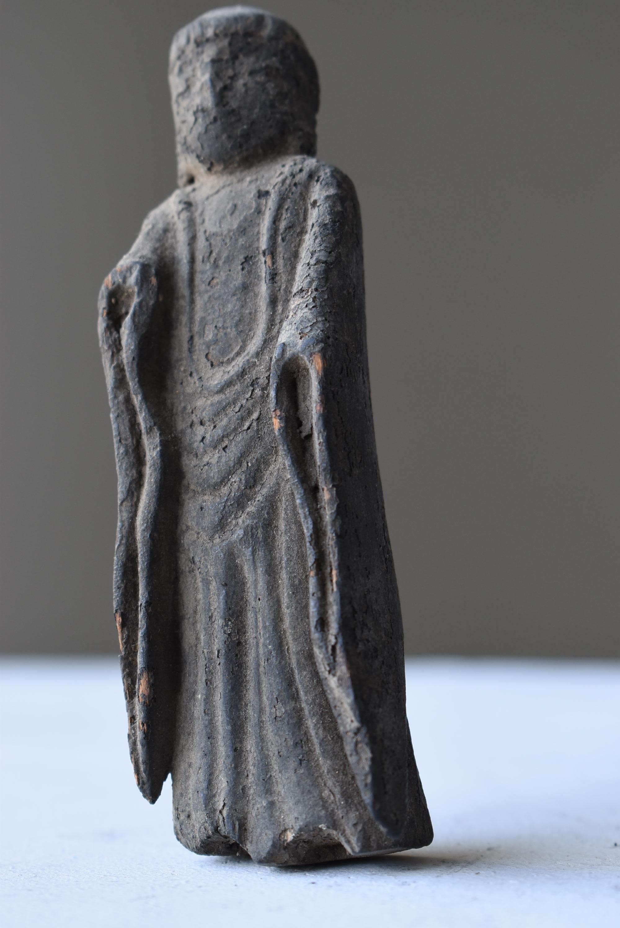 Japanischer antiker Holzschnitz-Buddha 1700er-1800er Jahre/Figurenobjekt Wabi Sabi (18. Jahrhundert) im Angebot