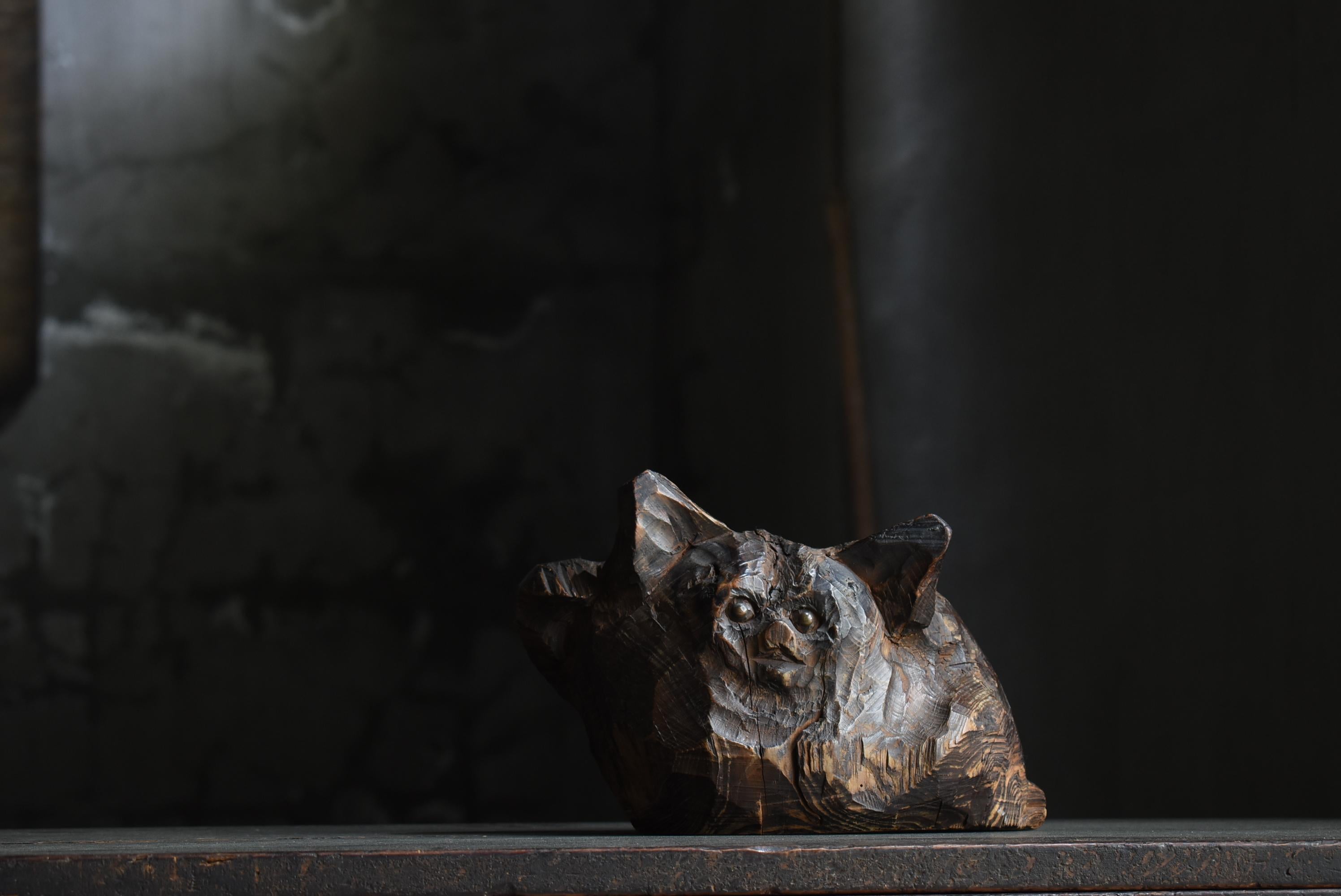 This is an old Japanese wooden carved cat.
It is from the Meiji period (1860s-1900s).
The material is cedar.
Brass hardware is embedded in the eyes.

This cat is 
