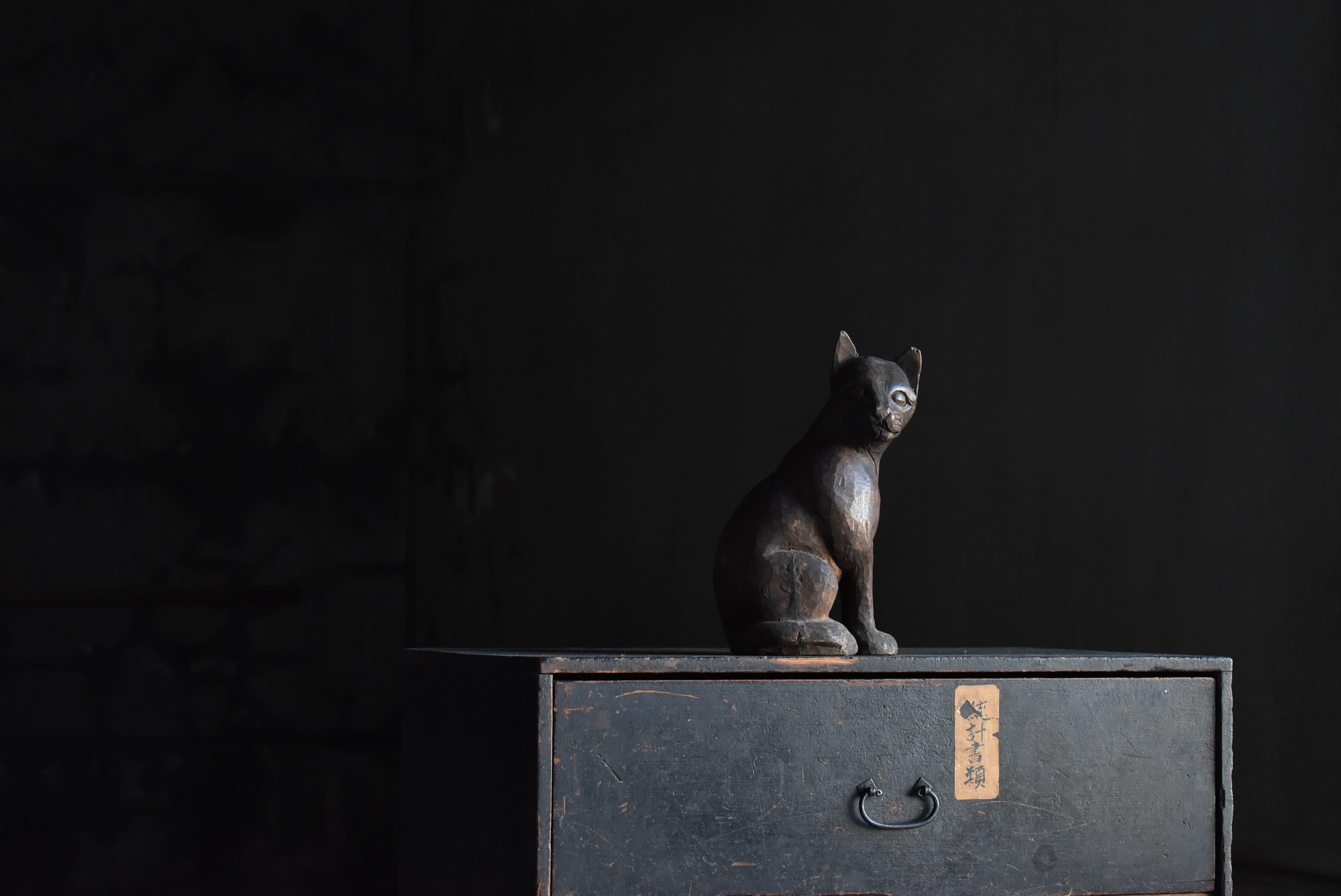 Old Japanese wood carving cat.
It seems to be from the Meiji era to the Taisho era. (1860s-1920s)

I feel the deep love of the creator.
Over time, it has a great taste.

I first encountered such a wonderful item in my life.
Fortunately, there