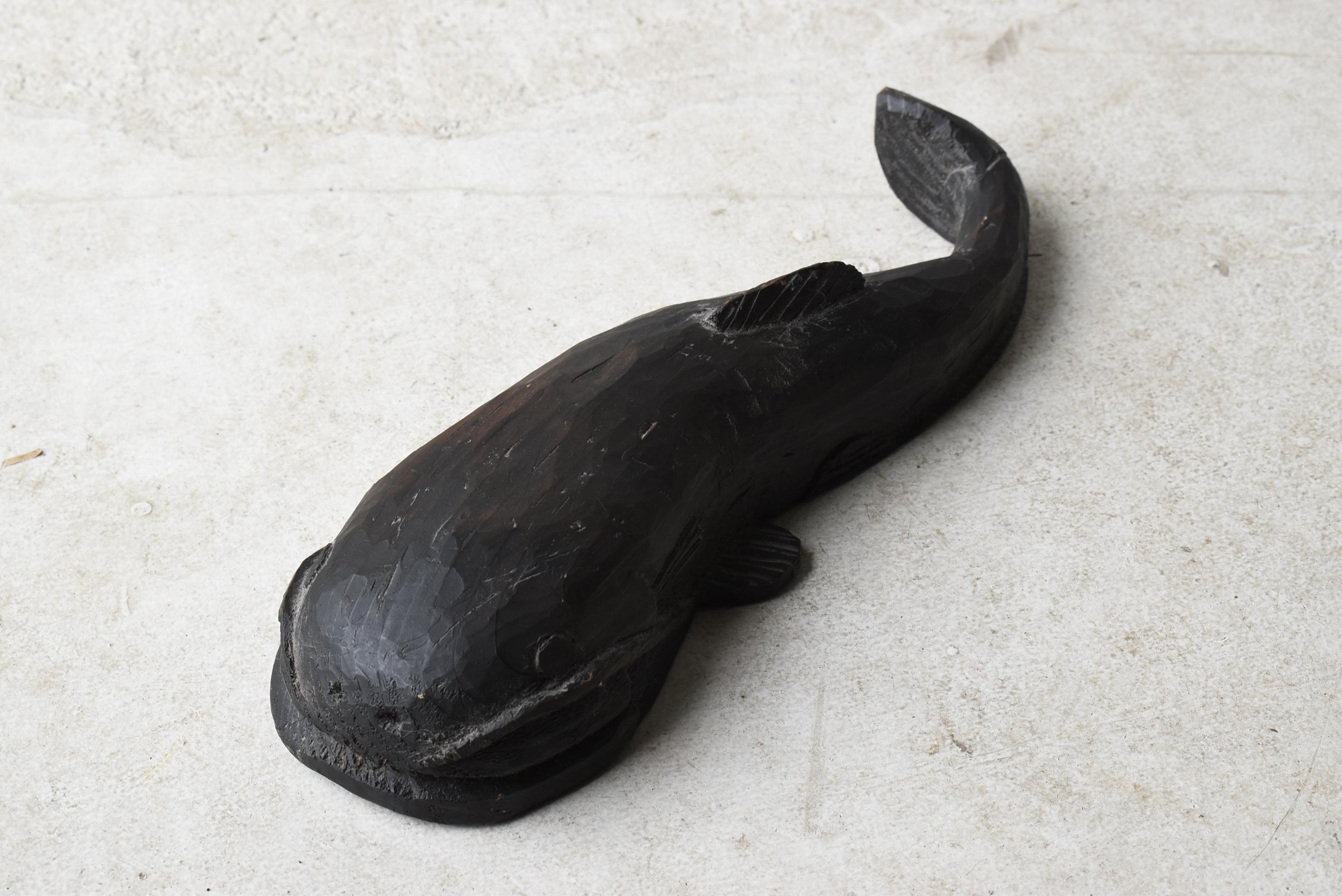 This is a wood carving of a very old Japanese catfish.
It is a wood carving from the Meiji period (1860s-1900s).
It is made of cedar wood.

In the old days, farmers suffered from pests that destroyed their crops.
At that time, a swarm of catfish