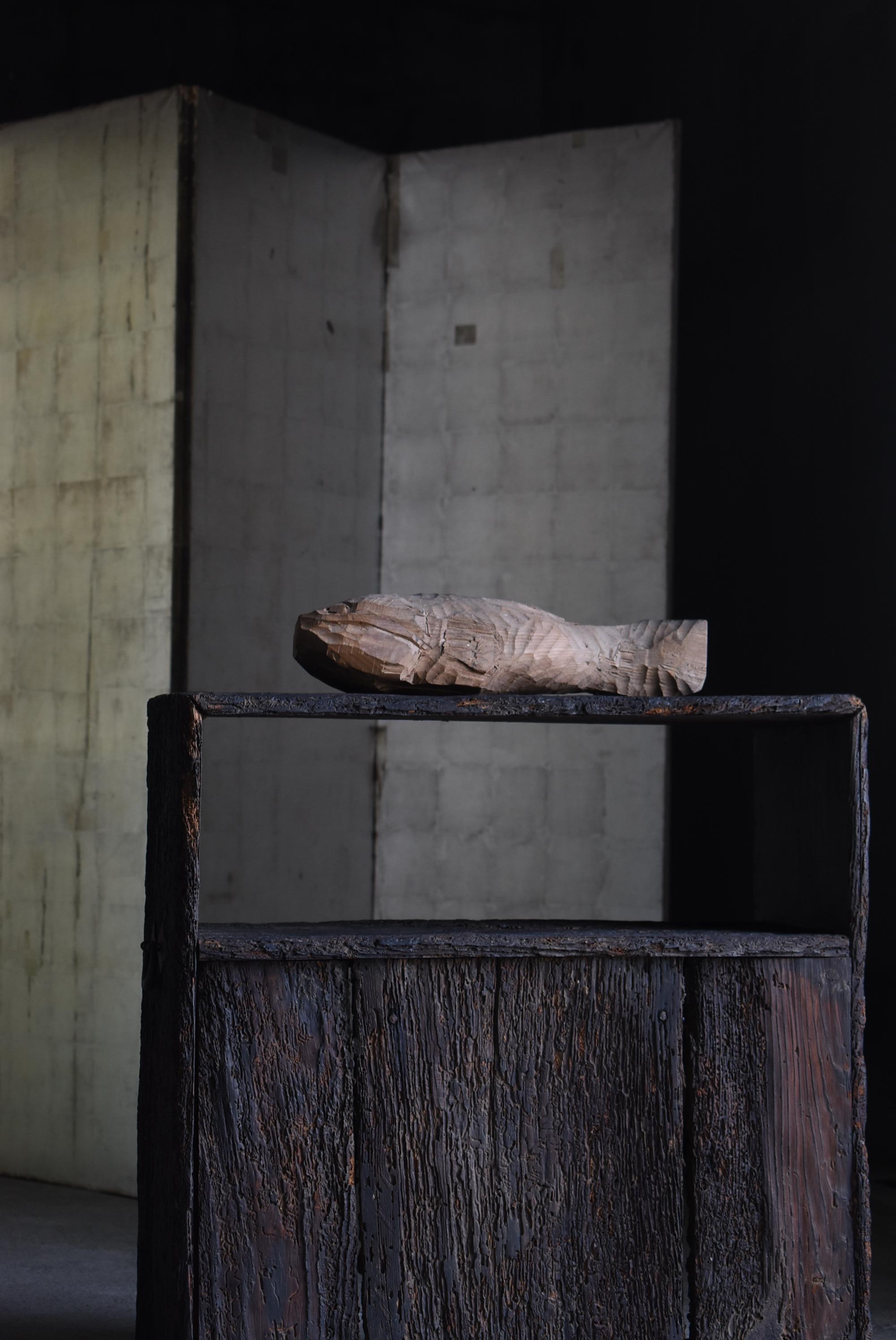 Si tratta di un'antichissima scultura giapponese in legno raffigurante un pesce gatto.
Si tratta di una scultura in legno risalente al primo periodo Showa (dal 1900 al 1940).
È scolpito da un albero di zelkova.

Un tempo gli agricoltori soffrivano