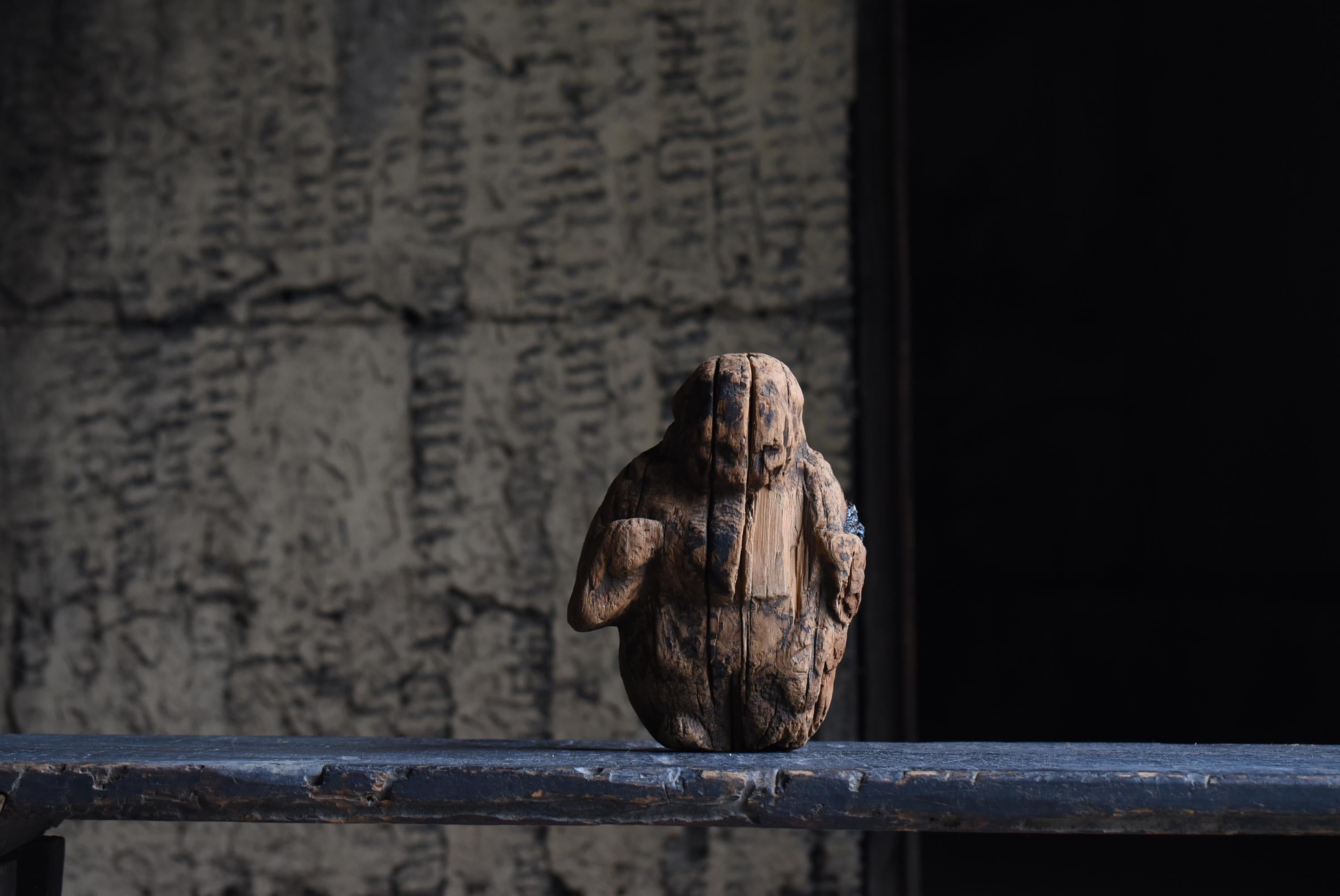 Il s'agit d'une ancienne sculpture japonaise en bois de Daikokuten, créée pendant la période Edo (années 1800-1860). Il est sculpté en sugi (cèdre japonais). Ayant subi le passage des siècles, sa forme altérée n'est pas seulement une statue