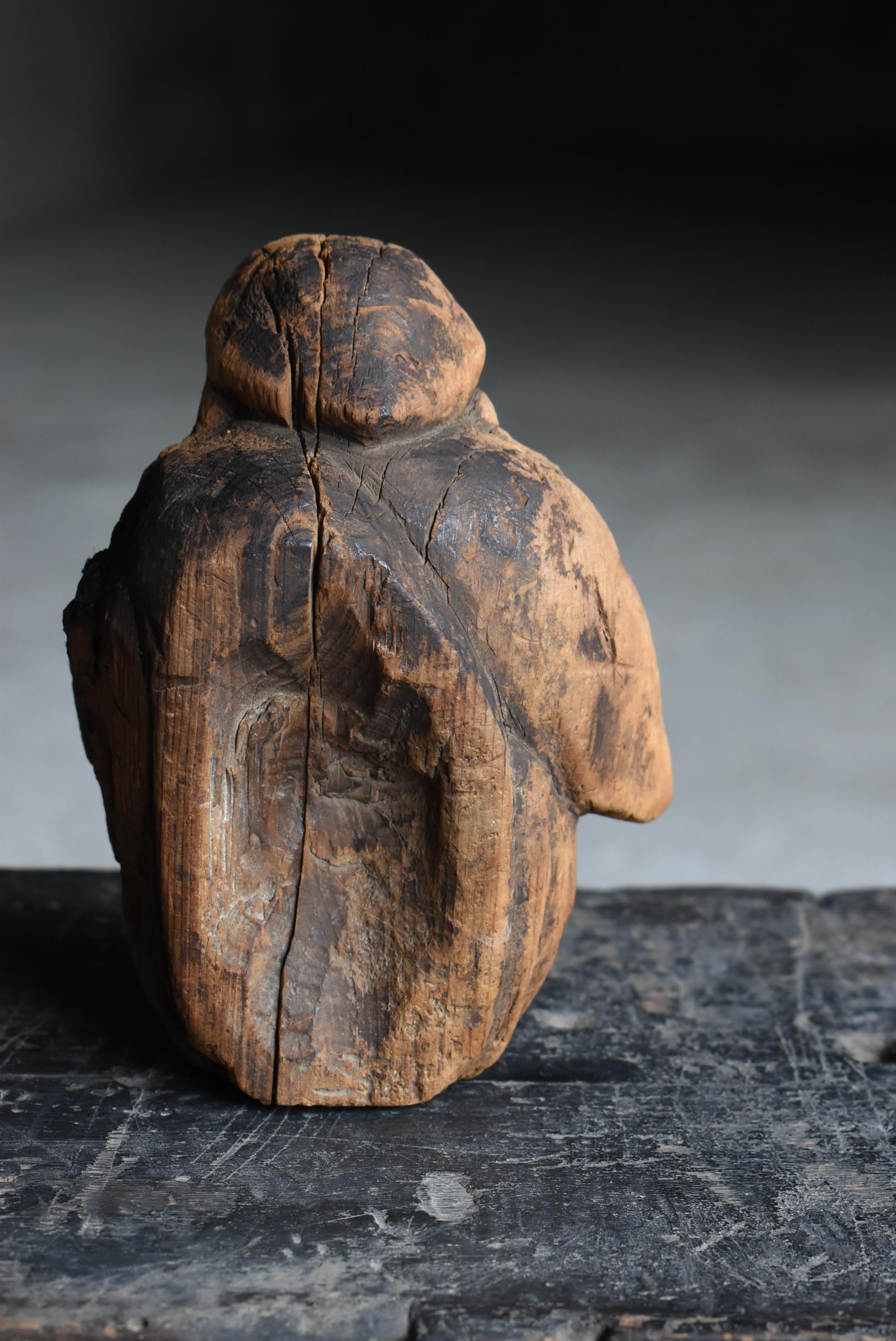 Cèdre Sculpture japonaise ancienne en bois Daikokuten 1800s-1860s / Figurine Wabisabi en vente