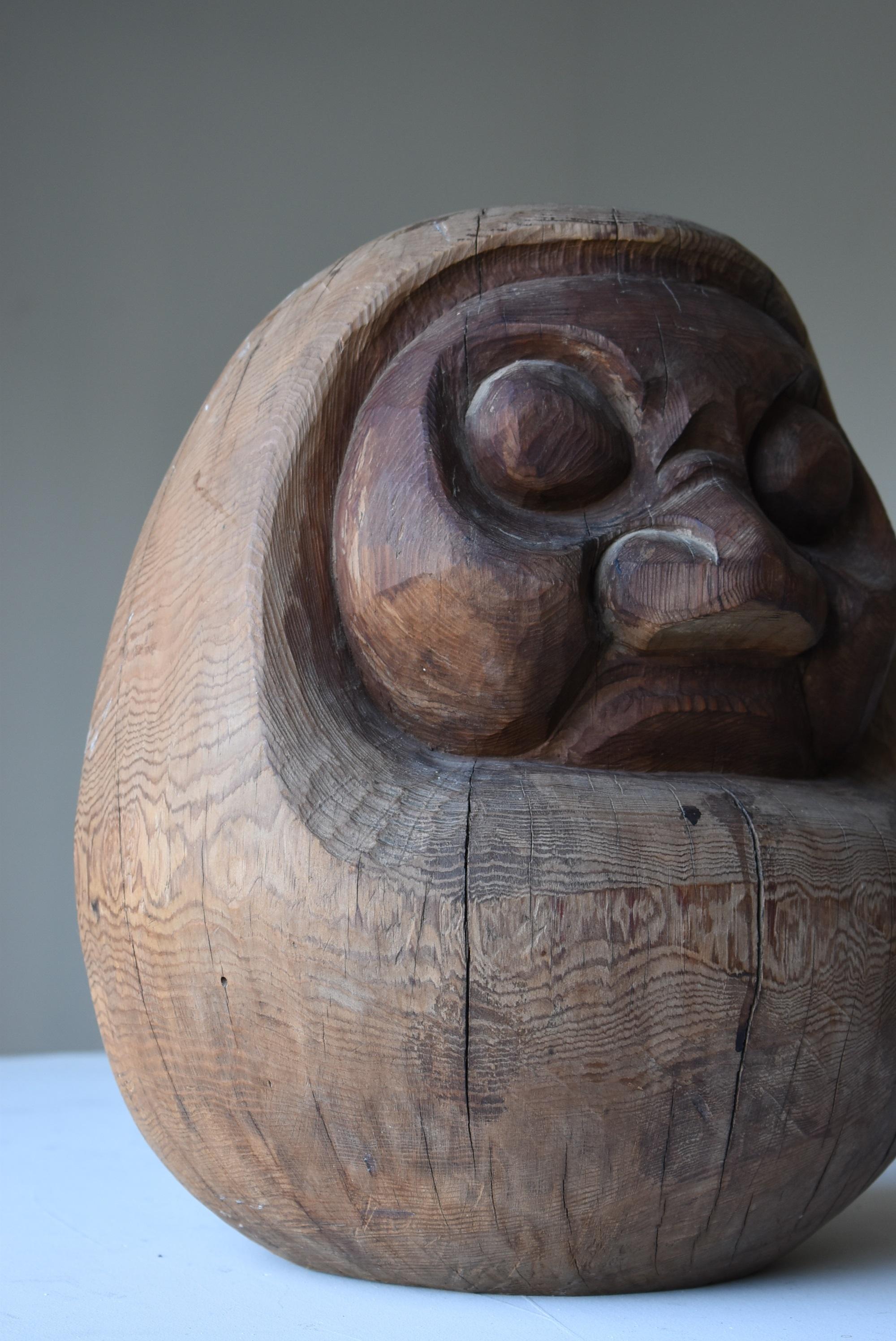 It is a Japanese wood carving daruma.
It is from the Edo period (1800-1900).
The material is cedar.

I have a strong expression.
The taste is also wonderful.
The size is large and it has an overwhelming presence.

This is a Japanese folk