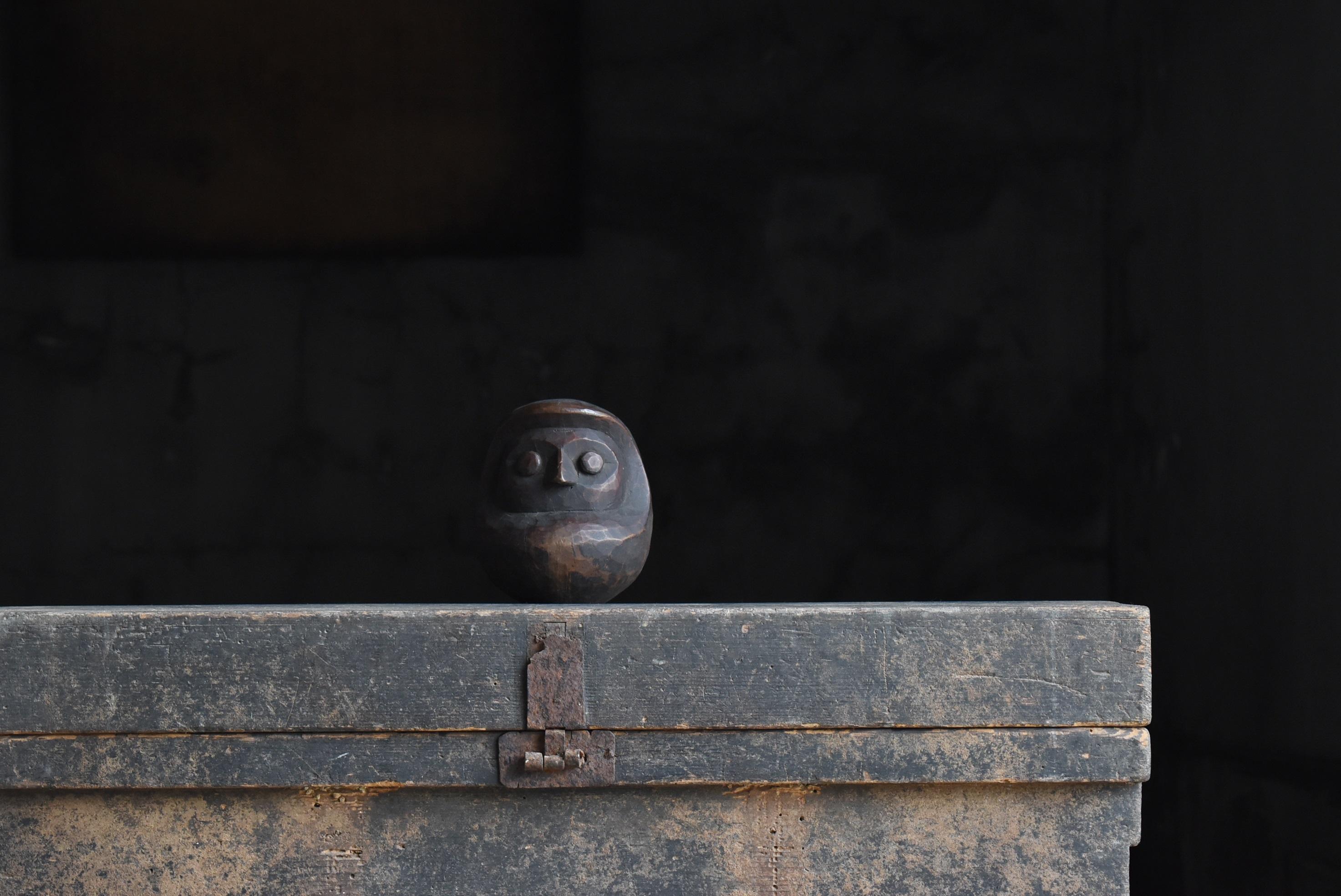 It is a Japanese wood carving daruma.
It is from the Edo period (1800-1900).


This is black and beautiful.
Why is it black?
Because there is soot.
Japan has a hearth culture.
When the soot from the hearth reaches the Daruma, it turns black