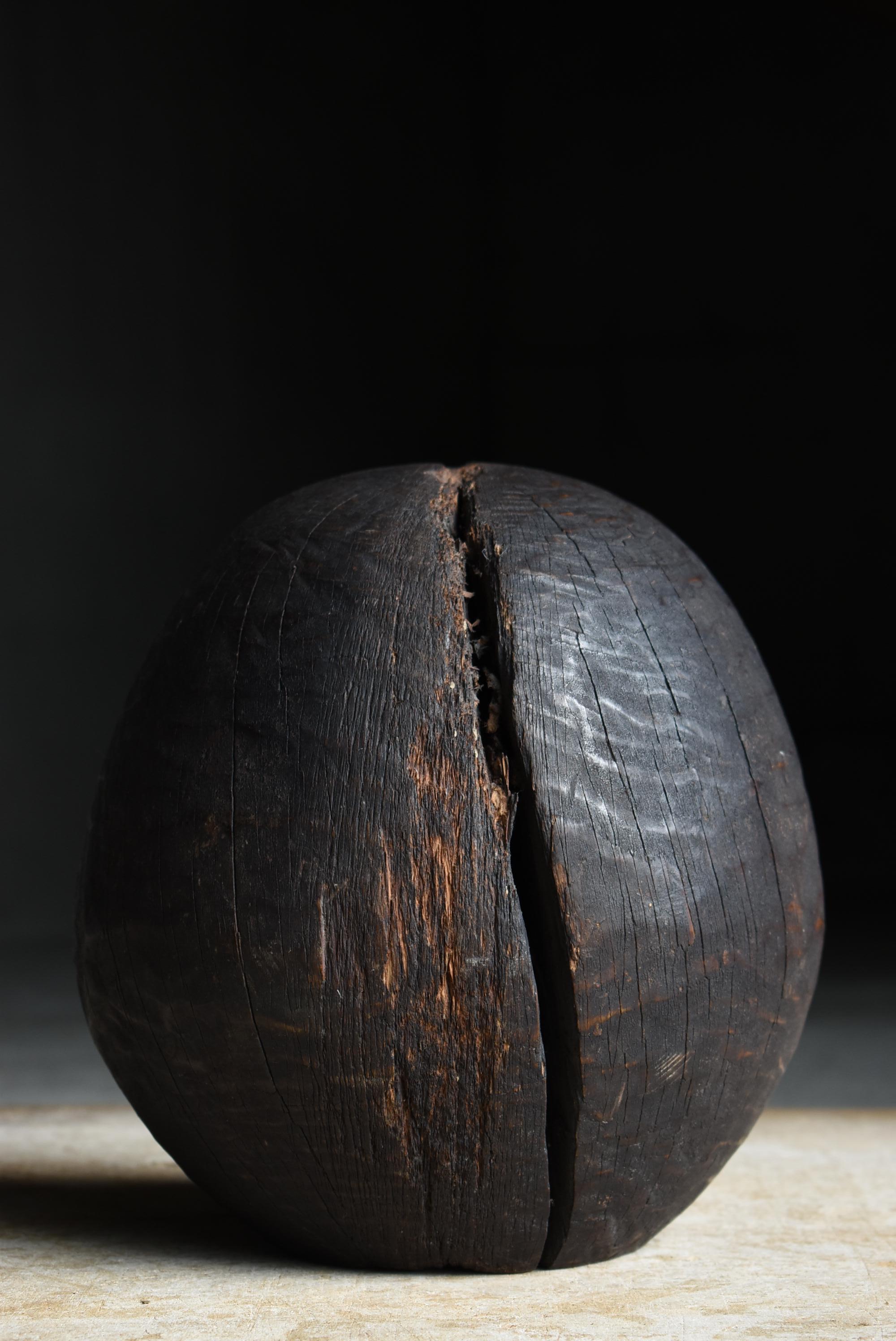 Cèdre Sculpture japonaise ancienne en Wood Wood Daruma 1860-1920s / Sculpture Wabi Sabi Mingei en vente