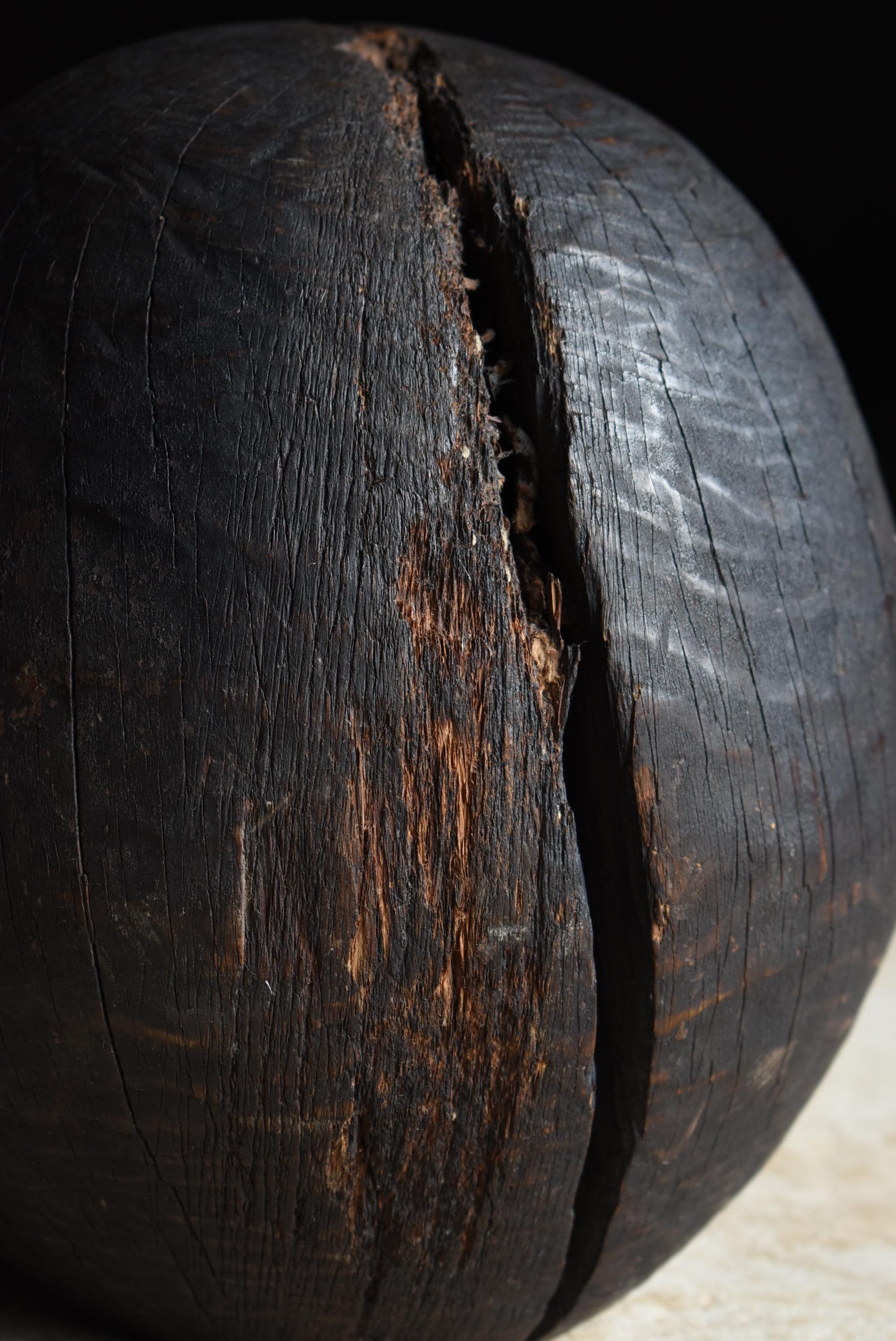 Sculpture japonaise ancienne en Wood Wood Daruma 1860-1920s / Sculpture Wabi Sabi Mingei en vente 1