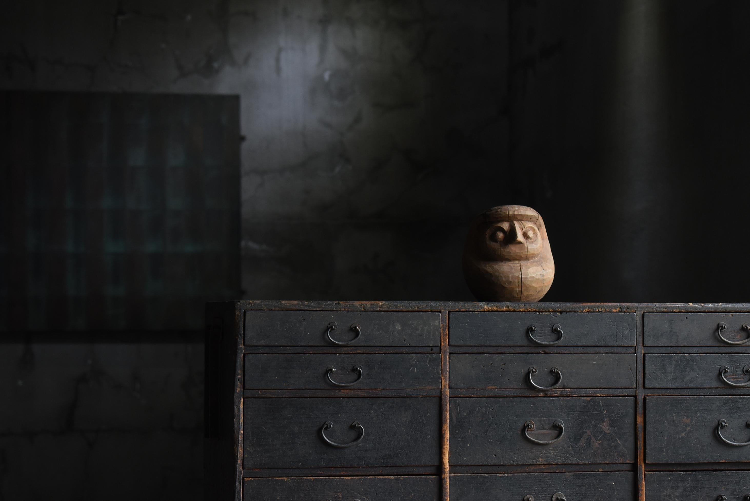 Très ancienne poupée japonaise Daruma en bois.
Il a été fabriqué pendant la période Meiji (1860-1900).
Le matériau utilisé est le bois de cèdre.

Ce moule en bois est la poupée Daruma originale.
De nombreuses poupées Daruma ont été produites en