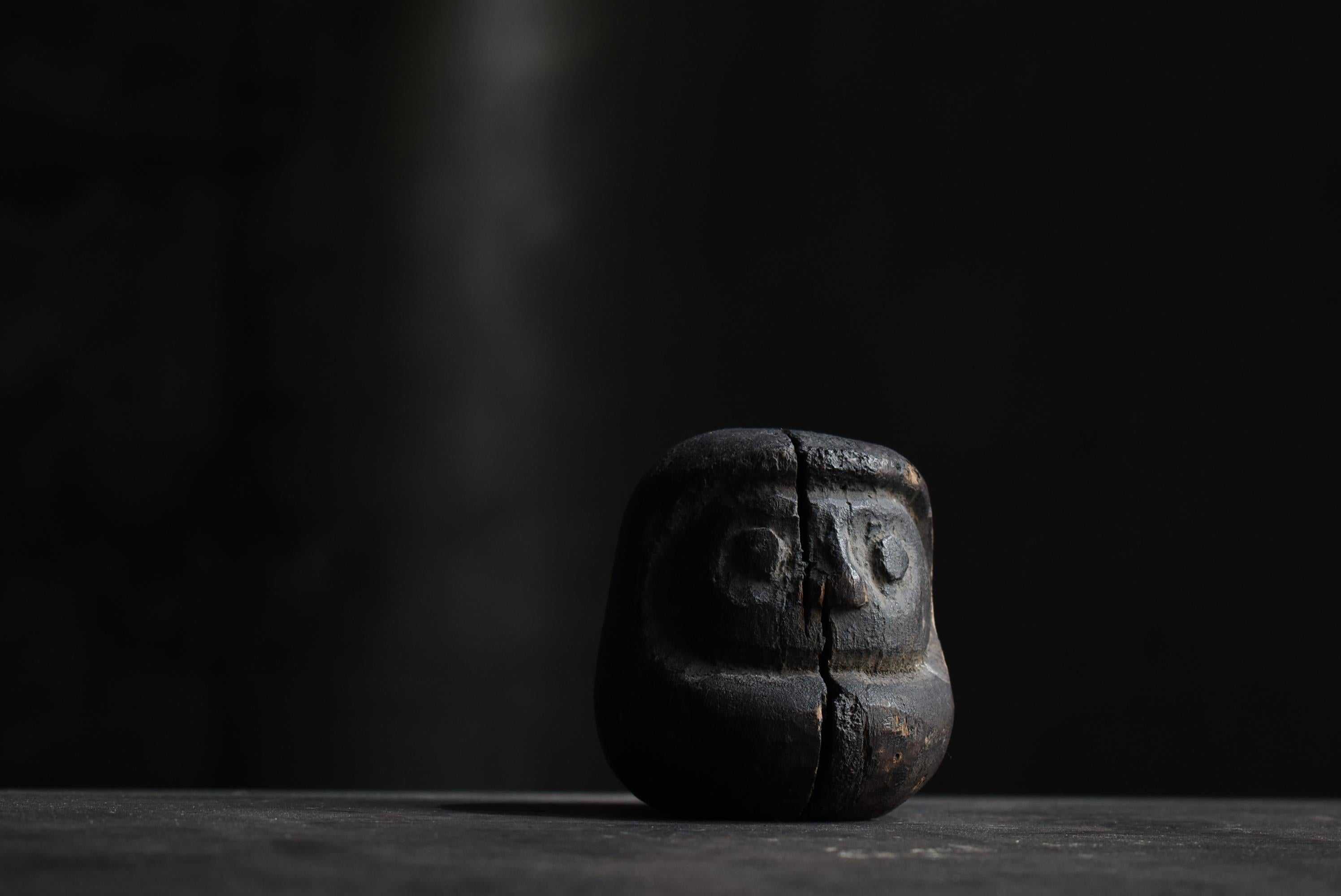 This is a very old wooden Daruma doll.
It was made during the Meiji period (1860s-1900s).
The material is cedar wood.

A wooden model of Daruma doll.
Many Daruma dolls were mass-produced using this wooden pattern.
Even though it has completed its