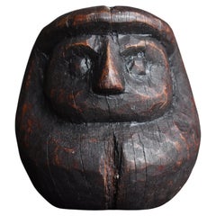 Japanische antike japanische Holzschnitzerei Daruma 1860er-1900er Jahre / Skulptur Wabisabi