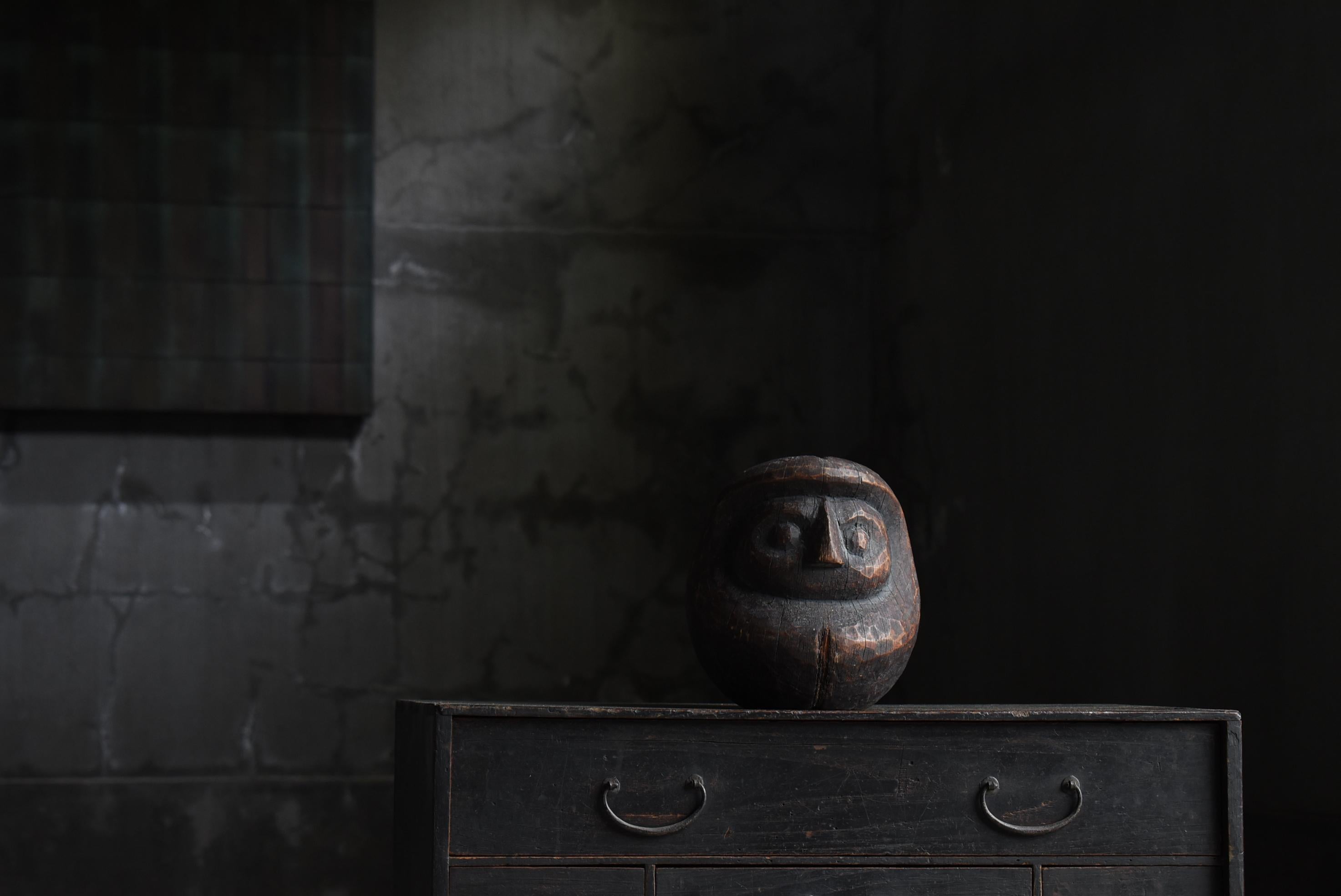 This is a very old wooden Daruma doll.
It was made during the Meiji period (1860s-1900s).
The material is cedar wood.

This wooden model is the original Daruma doll.
Many Darumas were mass-produced using this wooden form.

Although it has served its