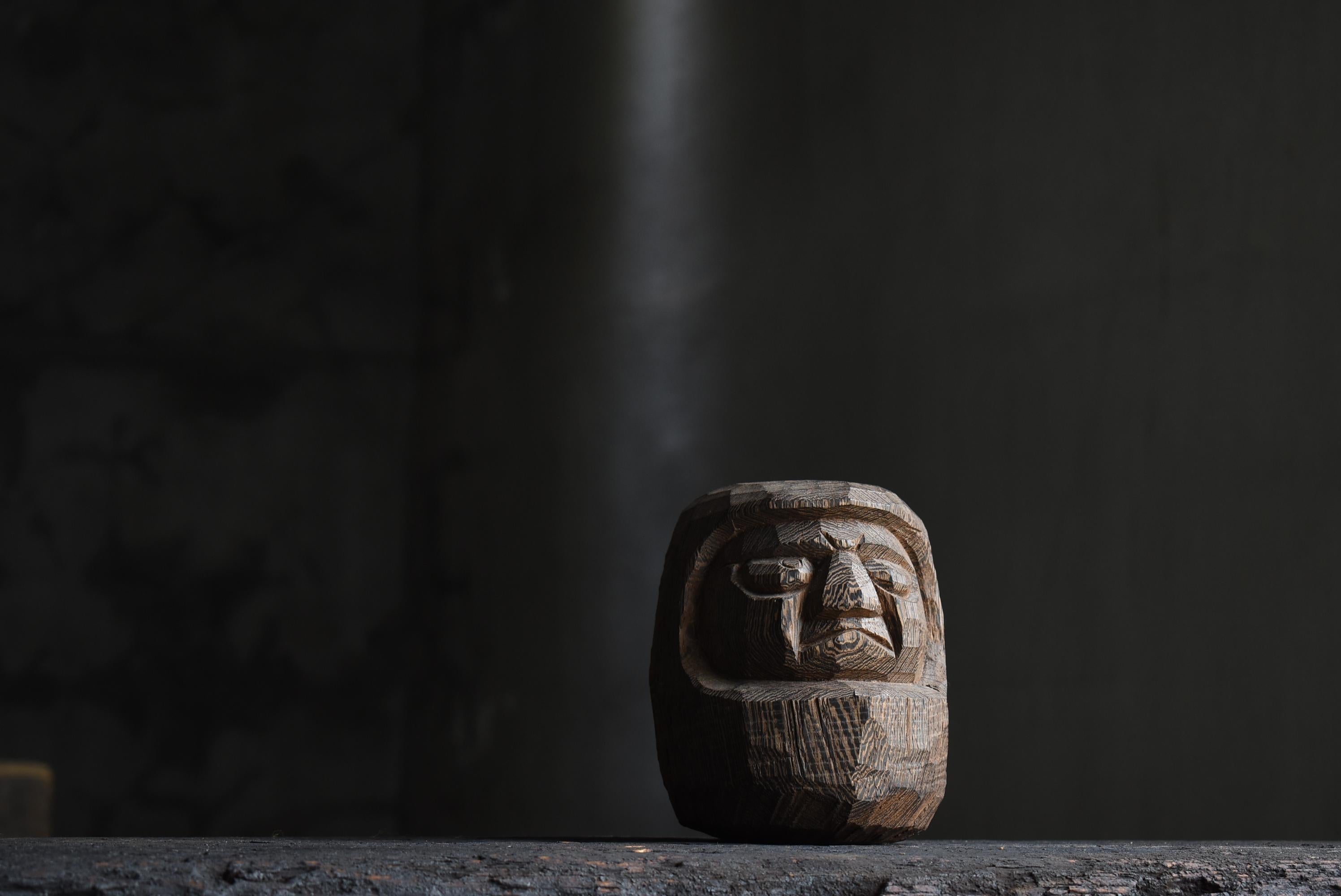 Very old wooden Daruma doll.
It was made in the Meiji era (1860s-1900s).
The material is oak wood.

The powerful expression is characteristic.
The grain of the oak wood and the simplicity of the hand-carving are attractive.

It has become