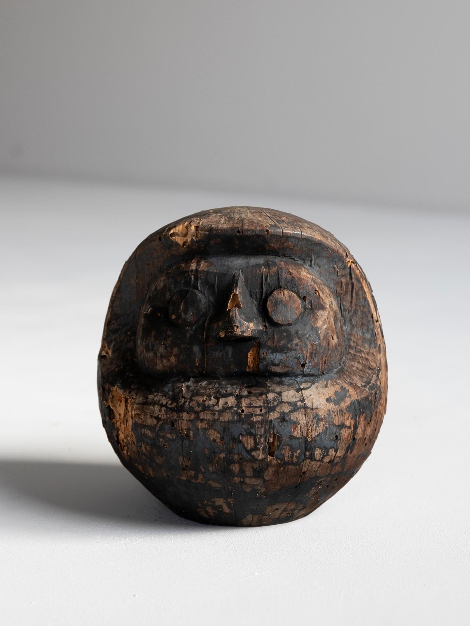 This is an old Japanese wooden daruma (wooden mold).
It is from the Meiji era (1860s-1920s).
It seems to be made of paulownia wood.

It is a precious wooden Daruma mold.

In those days, many daruma dolls were produced using this wooden mold by a