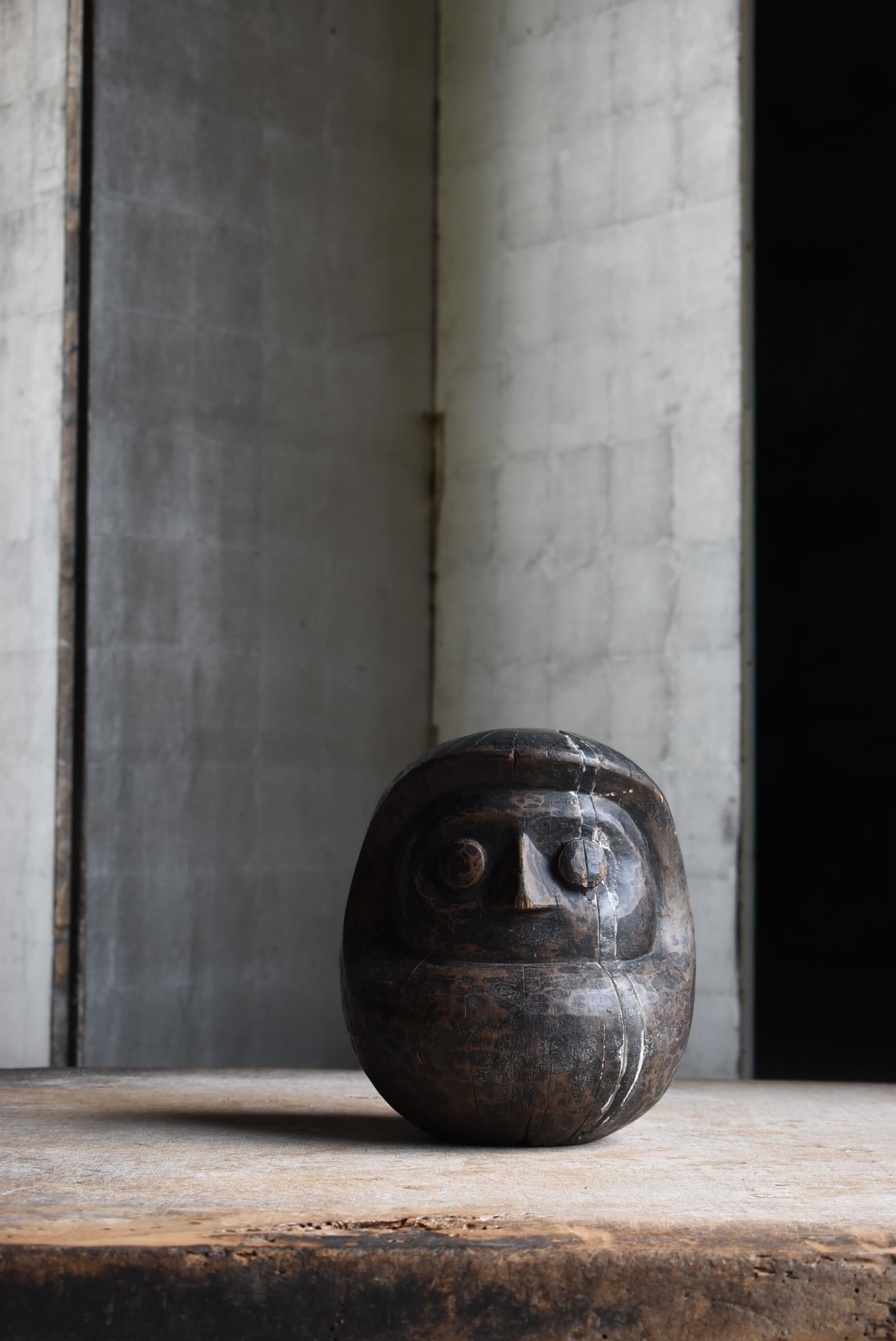 This is an old daruma wood pattern made in Japan.
The expression of the wood grain and traces of handwork suggest that it was made between the Meiji and Taisho periods (1860s-1920s). The material used is thought to be solid walnut, and its