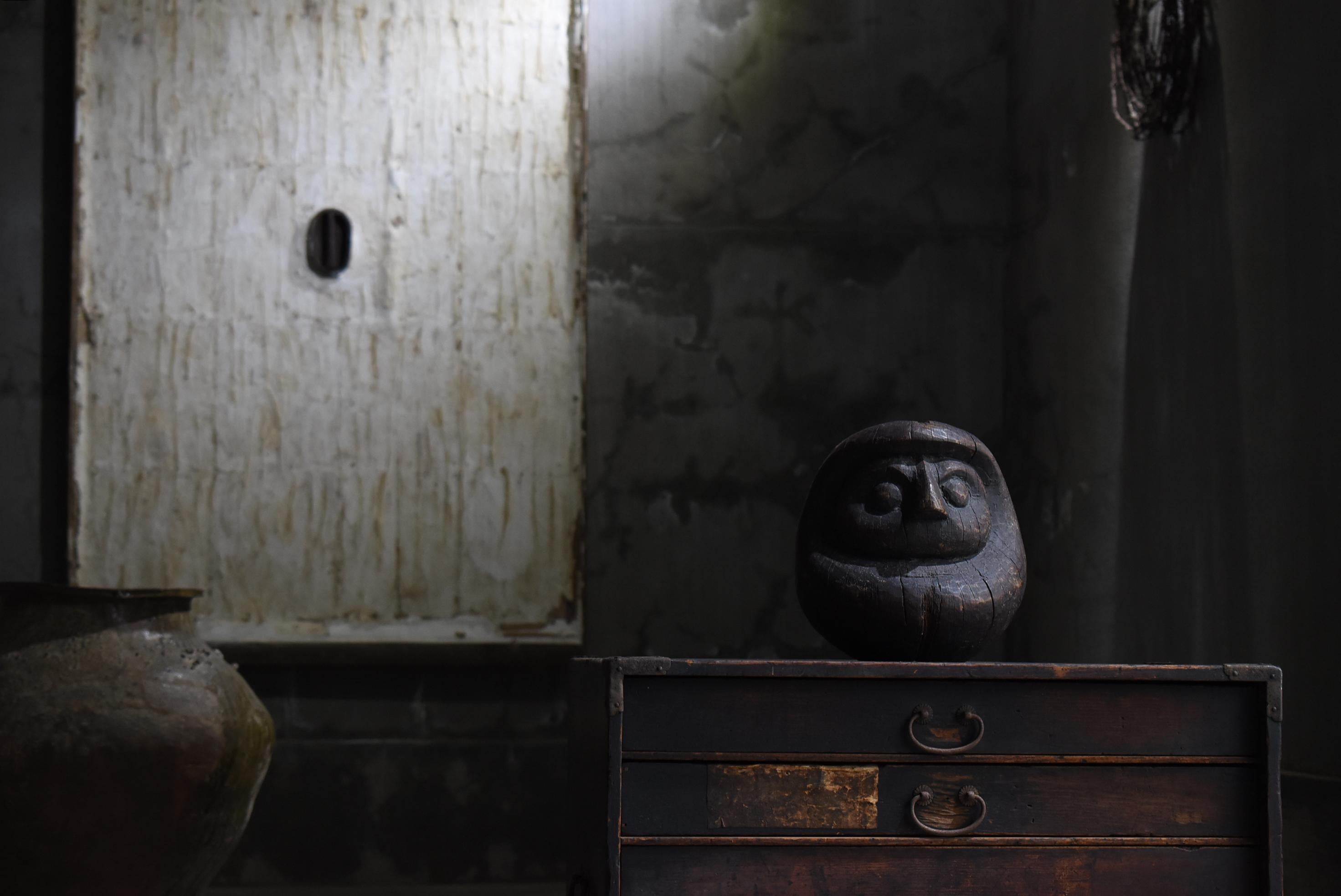 This is a very old wooden Daruma doll.
It was made in the Meiji era (1900s-1920s).
The material is pine wood.

This wooden model is the original Daruma doll.
Many Darumas were mass-produced using this wooden model.
Although it has served its