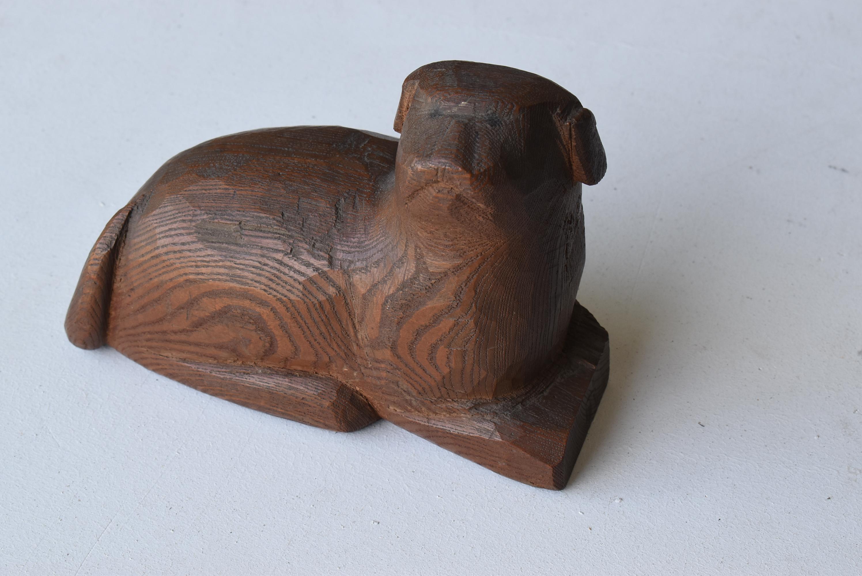 This is an old Japanese wood carving of a dog.
This wood carving is estimated to have been made between 1920 and 1940.
It is carved from zelkova wood.

The artist's name and other details are unknown.

The dog has a lovable expression.
It has an