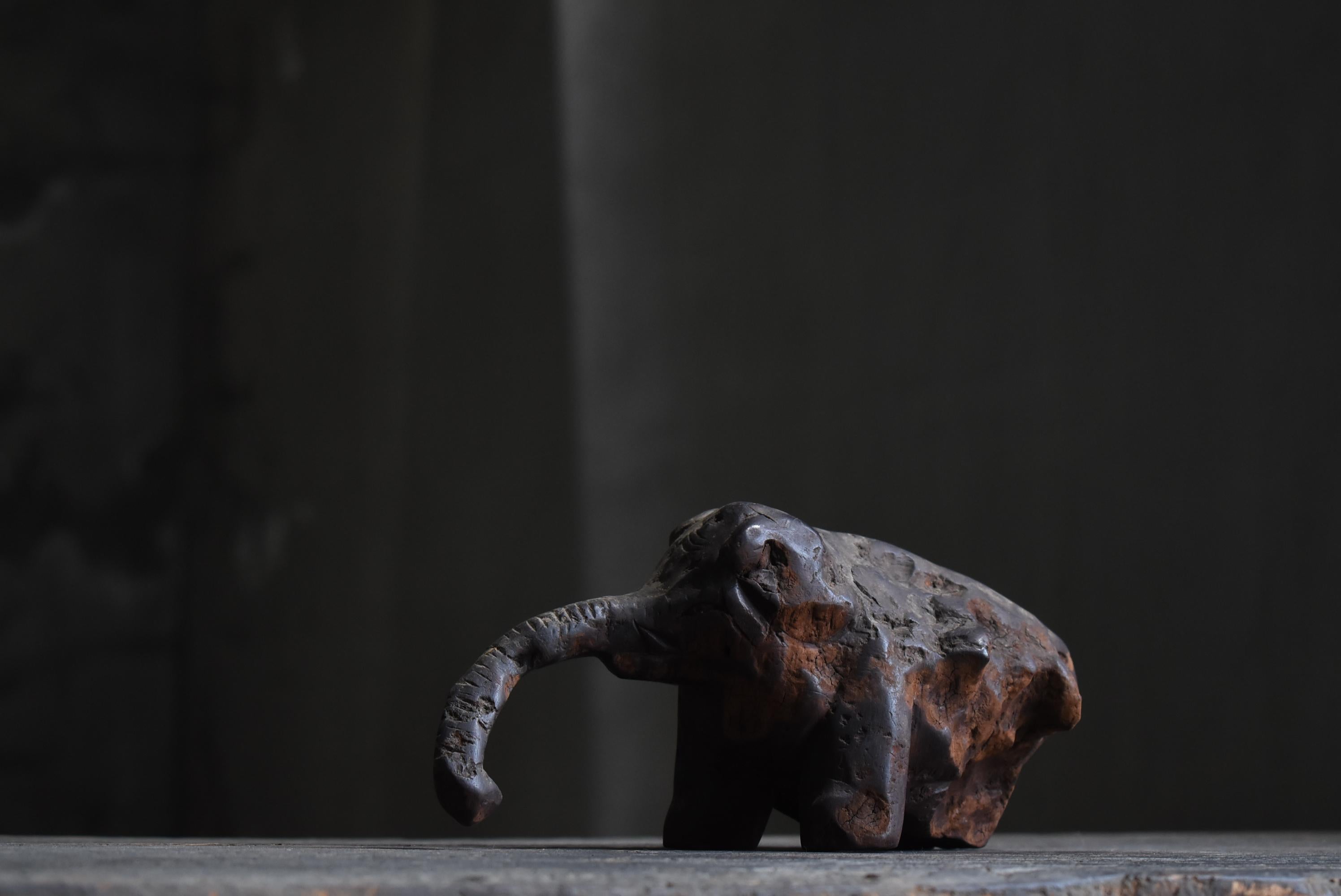 This is a very old Japanese elephant wood carving.
This wood carving dates from the Meiji period (1860s-1920s).
We estimate the material to be cedar wood.

The carving is rough and rugged, but that is what makes it so unique.
It is thought to