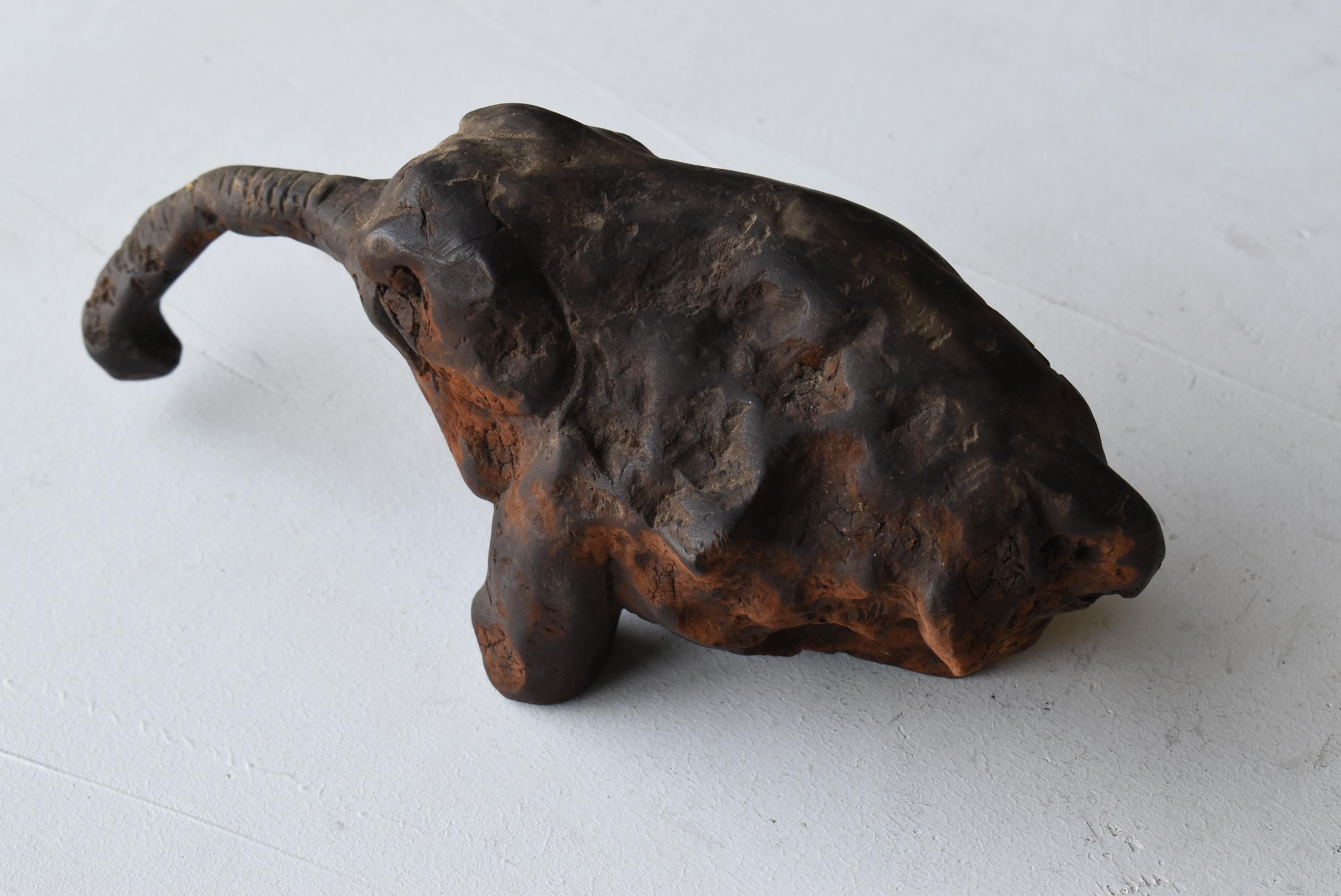 Japanese Antique Wood Carving Elephant 1860s-1920s / Wabi Sabi Sculpture Object In Good Condition For Sale In Sammu-shi, Chiba