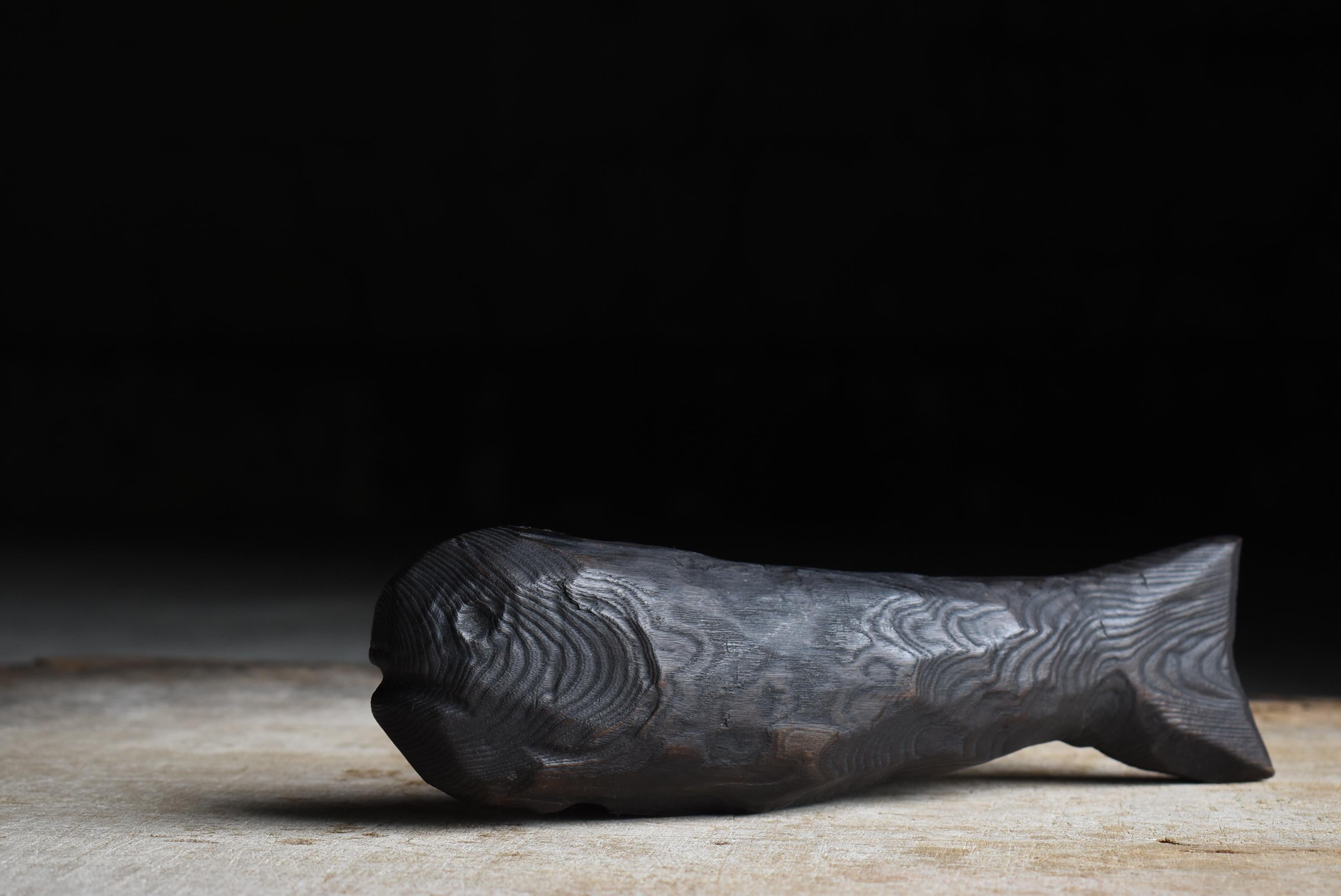 This is an old carved wooden fish made in Japan.
It was made during the Meiji period (1860s-1900s) and was carefully carved one by one using chestnut wood. The annual ring pattern that appears along the wood surface is beautiful and looks like