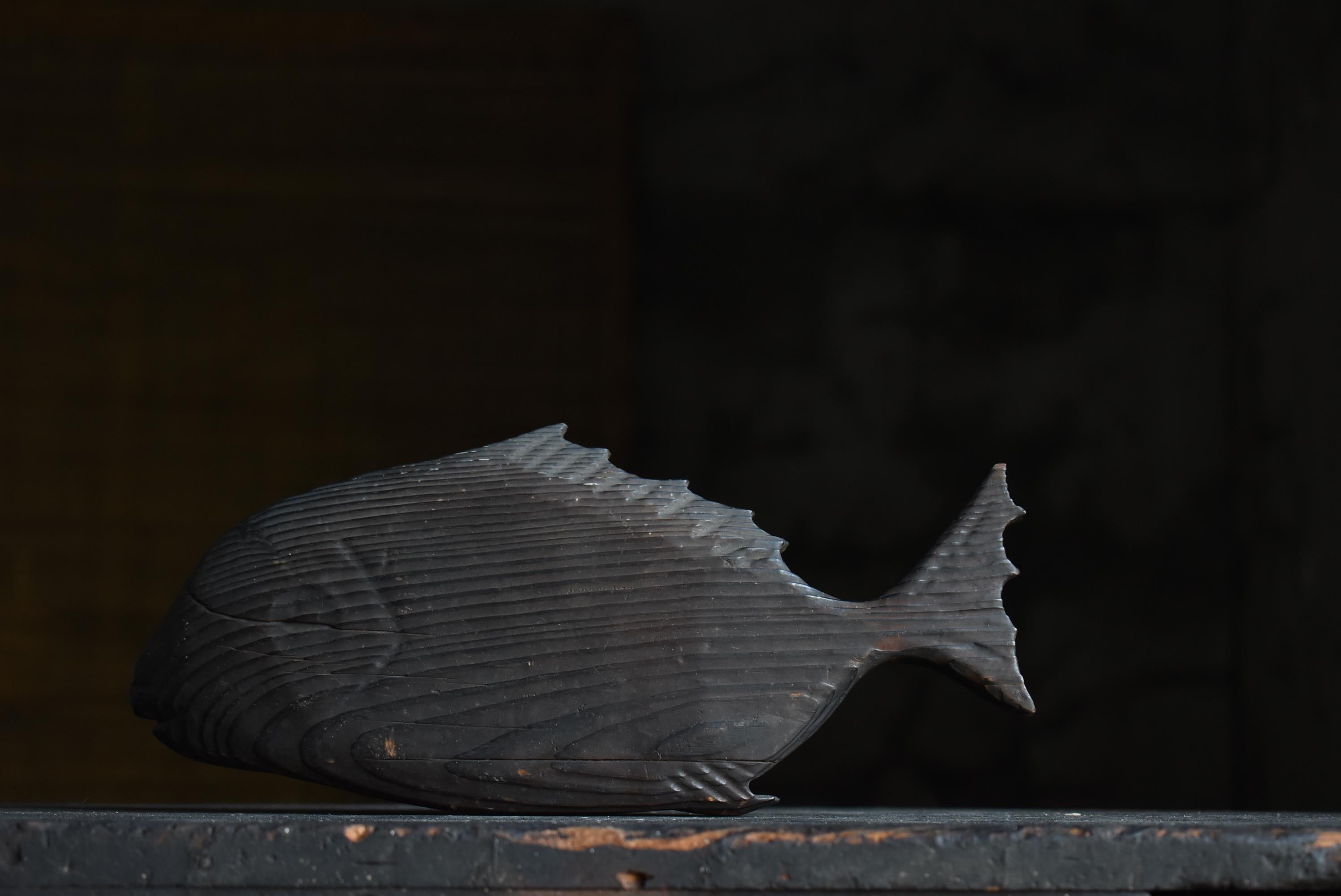 Japanisches antikes Holzschnitzerei-Fisch 1860er-1900er Jahre / Mingei-Figurenobjekt Wabisabi im Angebot 11