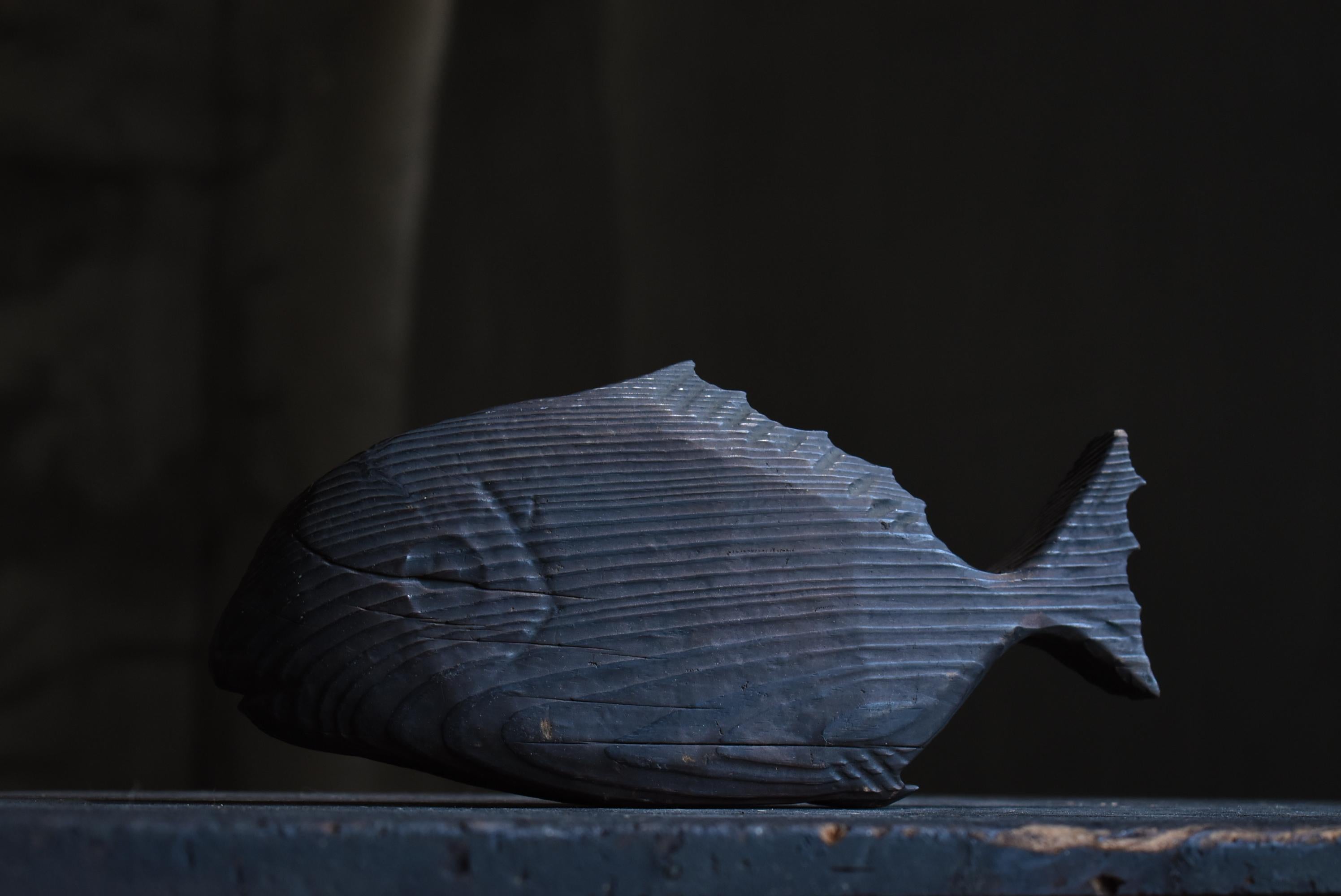 Japanisches antikes Holzschnitzerei-Fisch 1860er-1900er Jahre / Mingei-Figurenobjekt Wabisabi (Meiji-Periode) im Angebot