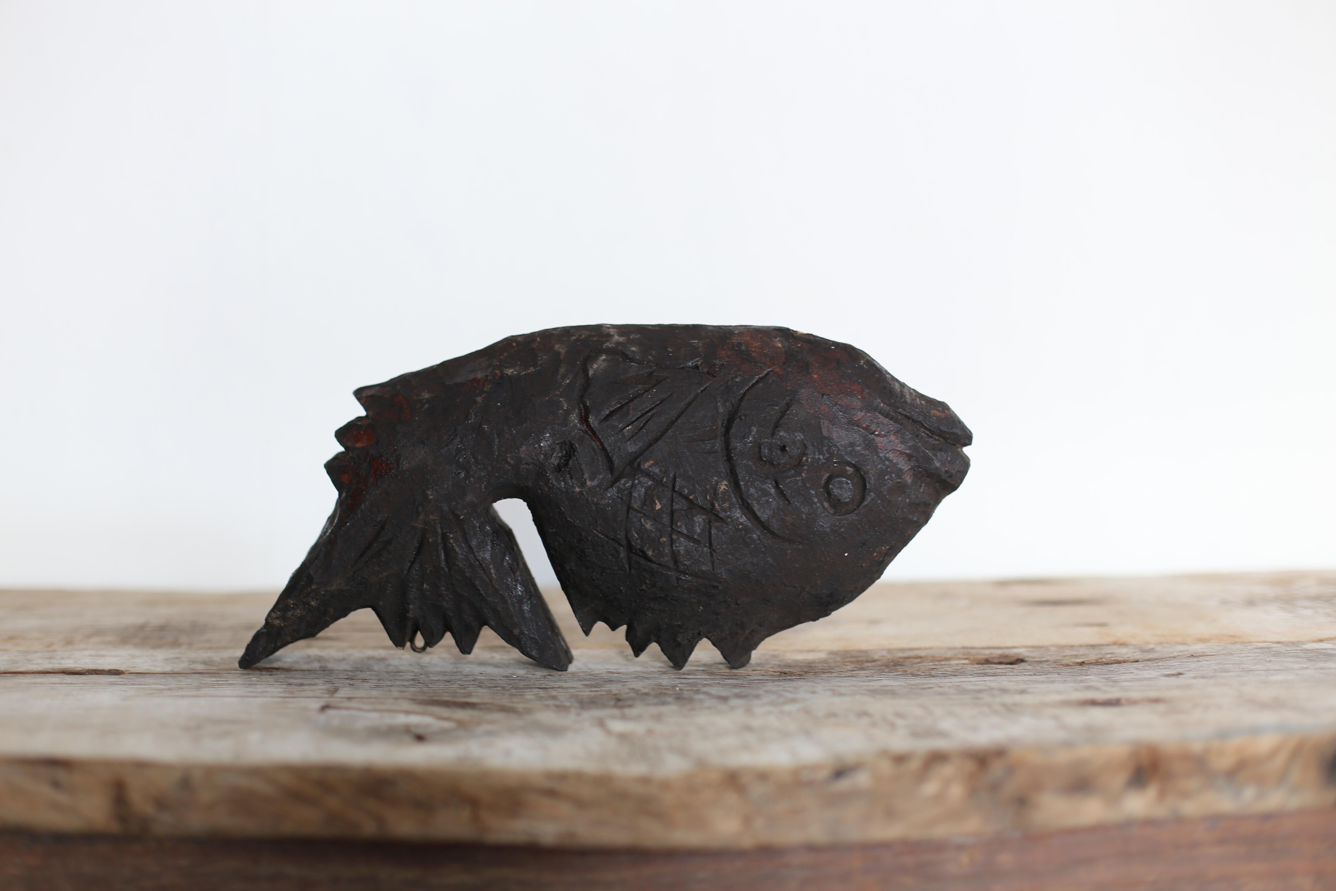 Japanisches antikes Holzschnitzerei-Fisch 1860er-1900er Jahre / Mingei-Figurenobjekt Wabisabi im Angebot 1