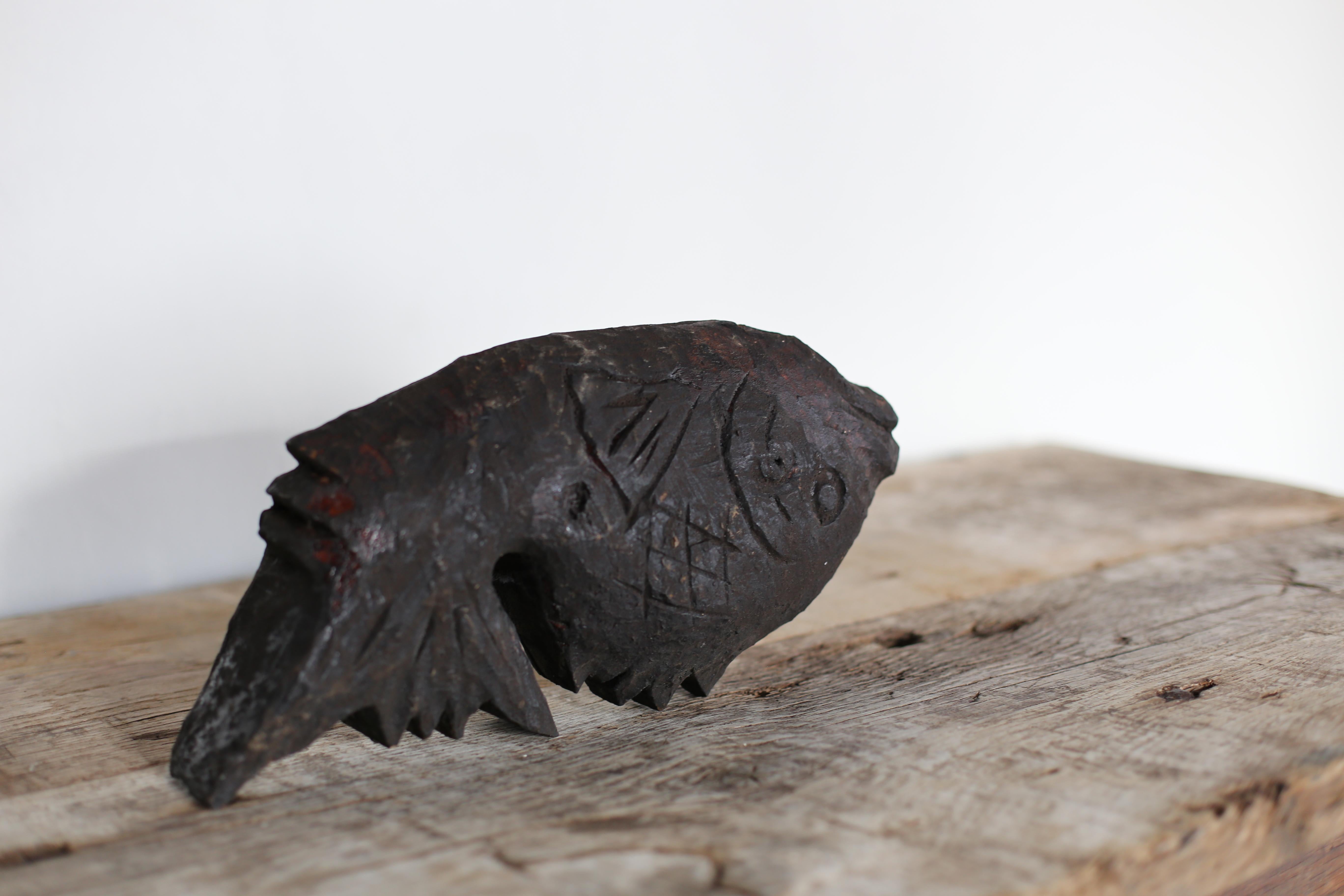 Figurine japonaise ancienne en bois sculpté représentant un poisson - 1860s-1900s - Mingei - Objet Wabisabi en vente 1