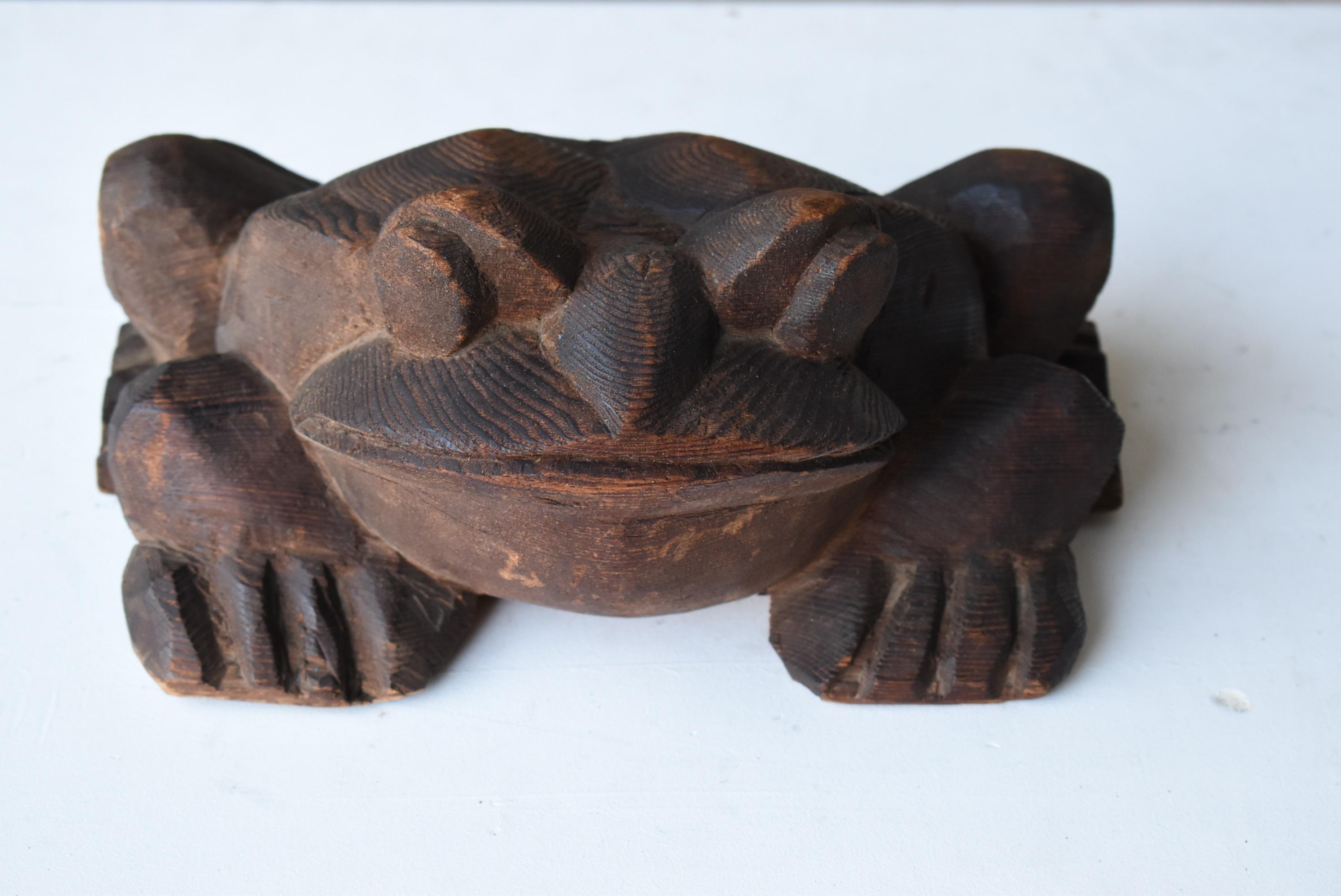 This is an old Japanese wood carving of a frog.
It is an early Showa era item. (1900s-1930s).
It is made of chestnut wood.

In Japan, frogs are considered to be good luck charms.
This seems to have been enshrined as a guardian deity.
This is