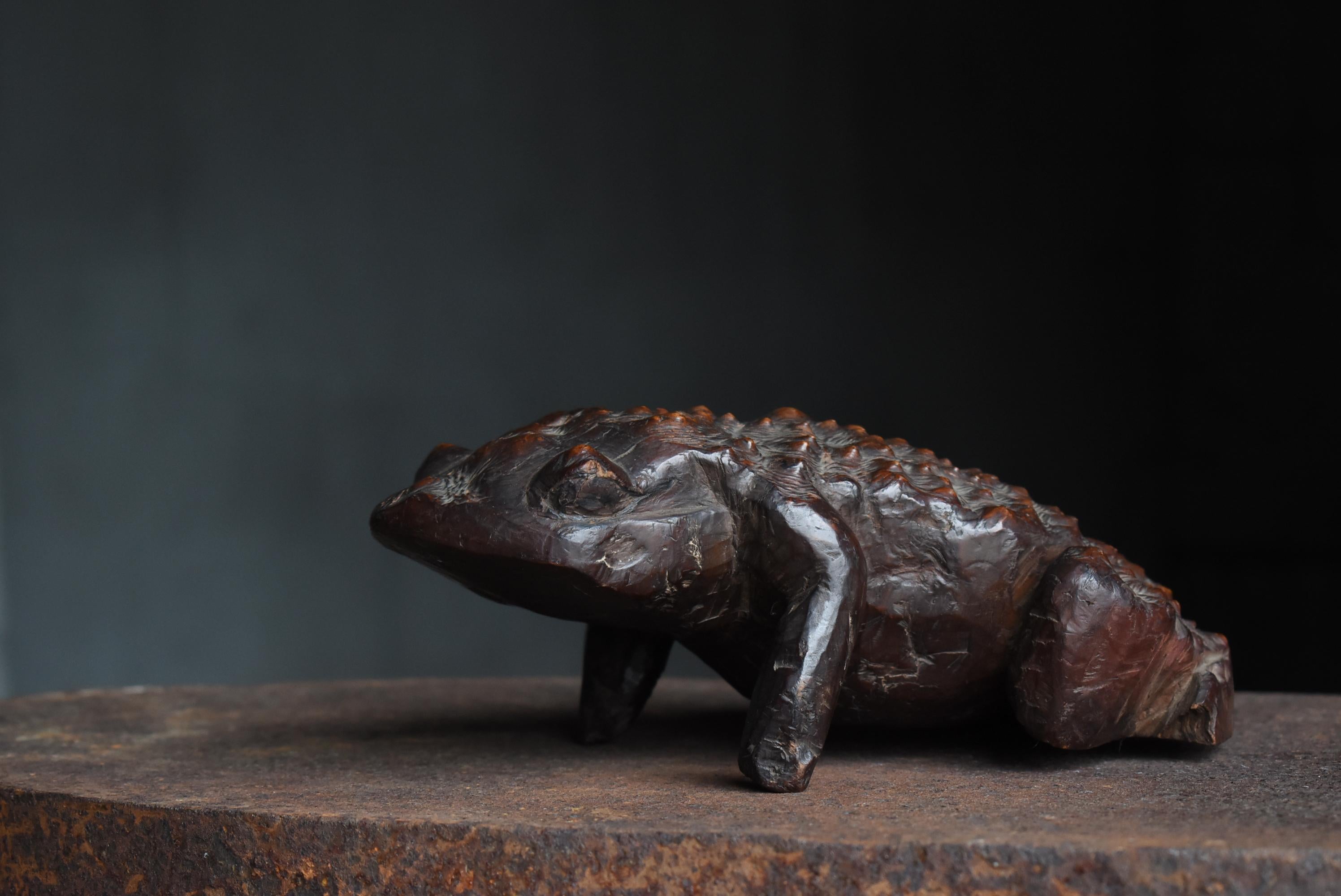 Primitive Japanese Antique Wood Carving Frog 1900s-1940s / Sculpture Wabi Sabi  For Sale