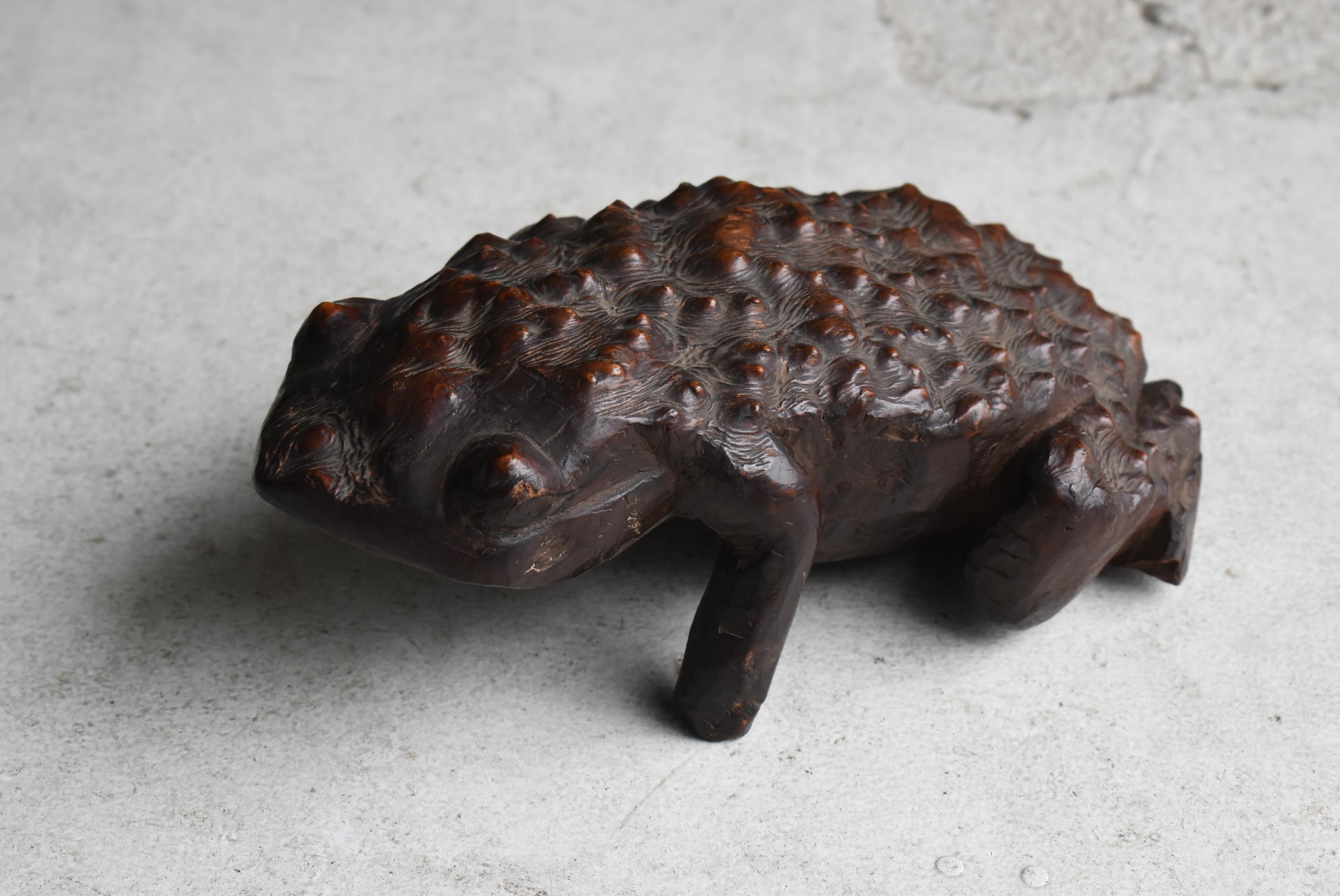 Hand-Carved Japanese Antique Wood Carving Frog 1900s-1940s / Sculpture Wabi Sabi  For Sale