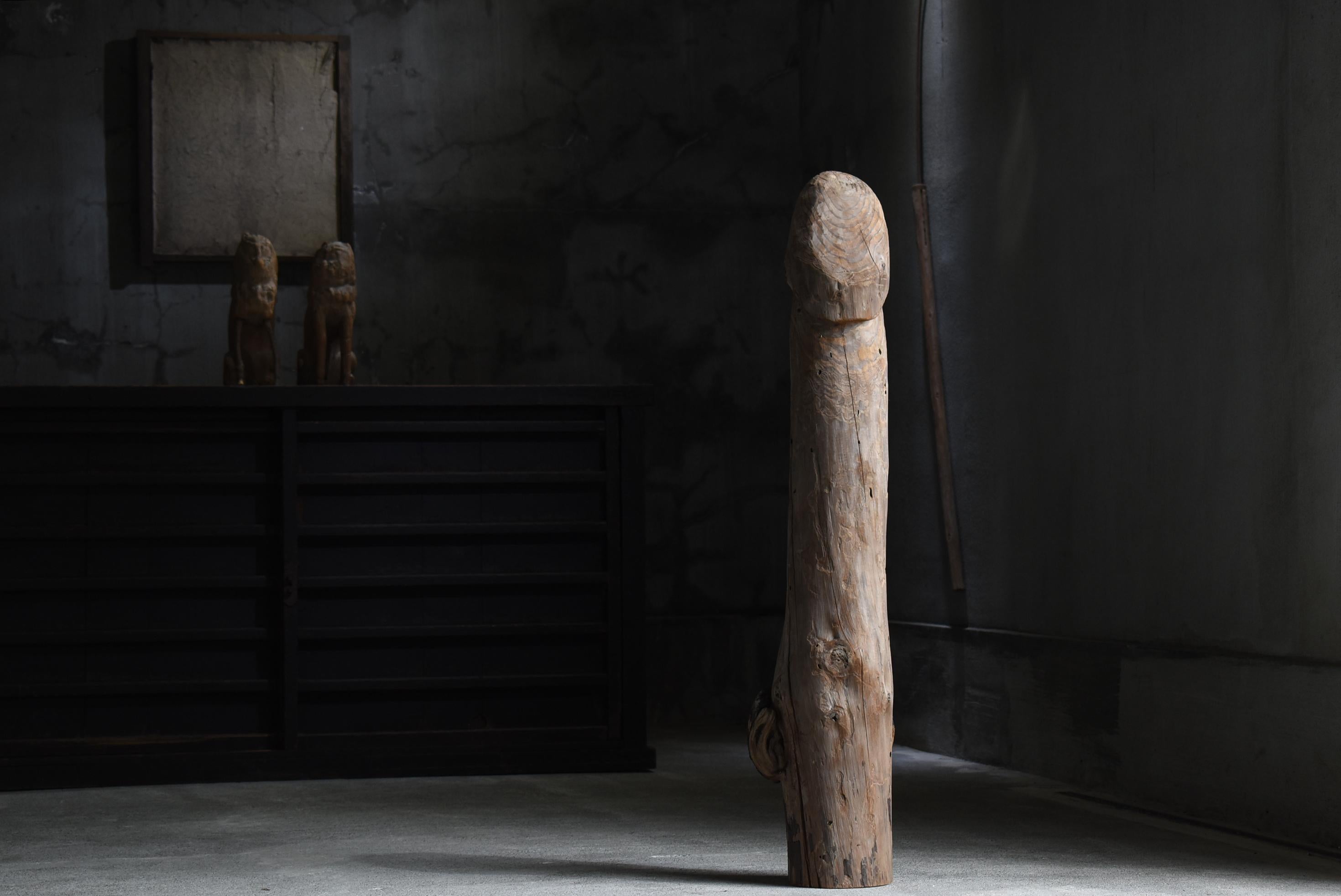 This is an old Japanese wood carving of a giant penis.
It is from the Meiji period (1860s-1900s).
It is made of pine wood.

This is a unique item that utilizes the natural shape of the tree.

This is a votive offering.
There are shrines dedicated to
