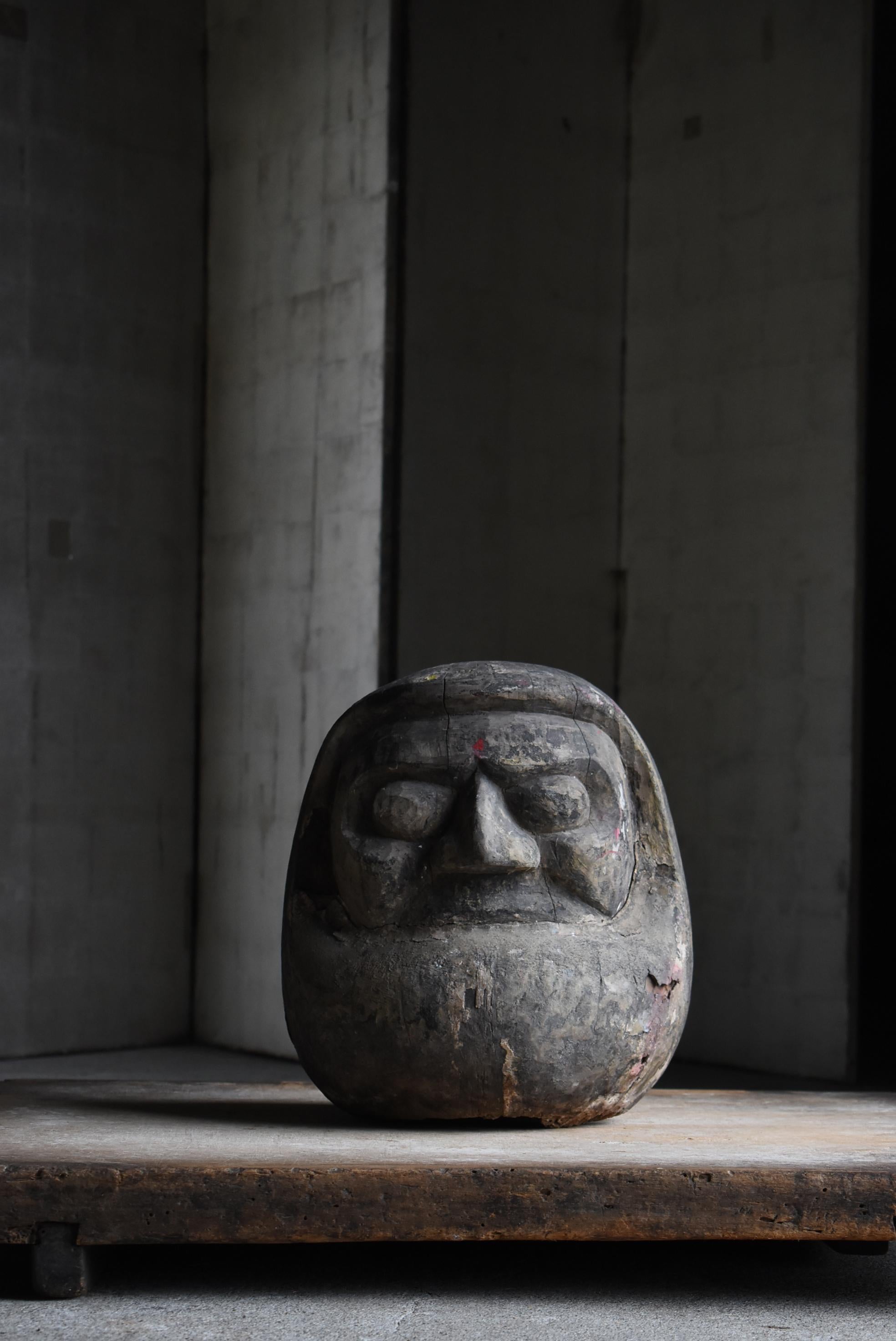 Dies ist eine sehr alte Daruma-Puppe aus Holz, die in Japan hergestellt wurde.
Sie wurde in der Taisho-Periode (1860er-1920er Jahre) hergestellt.
Das MATERIAL ist Zedernholz.

Dies ist das Original-Holzmodell der Daruma-Puppen.
Viele Daruma-Puppen