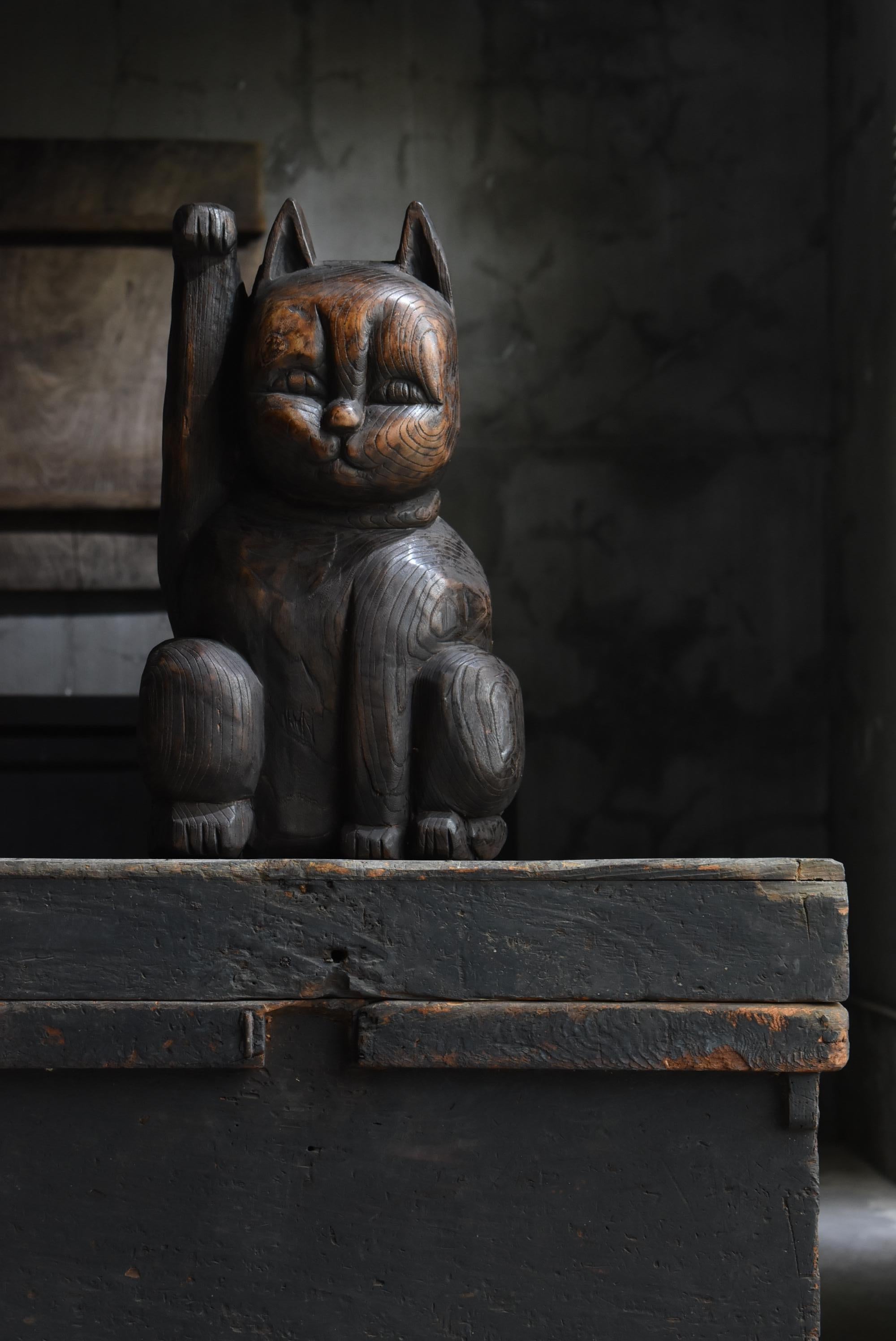This is an old Japanese beckoning cat wood carving.
It is estimated to be a wood carving from the early Showa period (1900s-1940s).
The material is zelkova.

It has been popular in Japan for a long time as a lucky charm for 