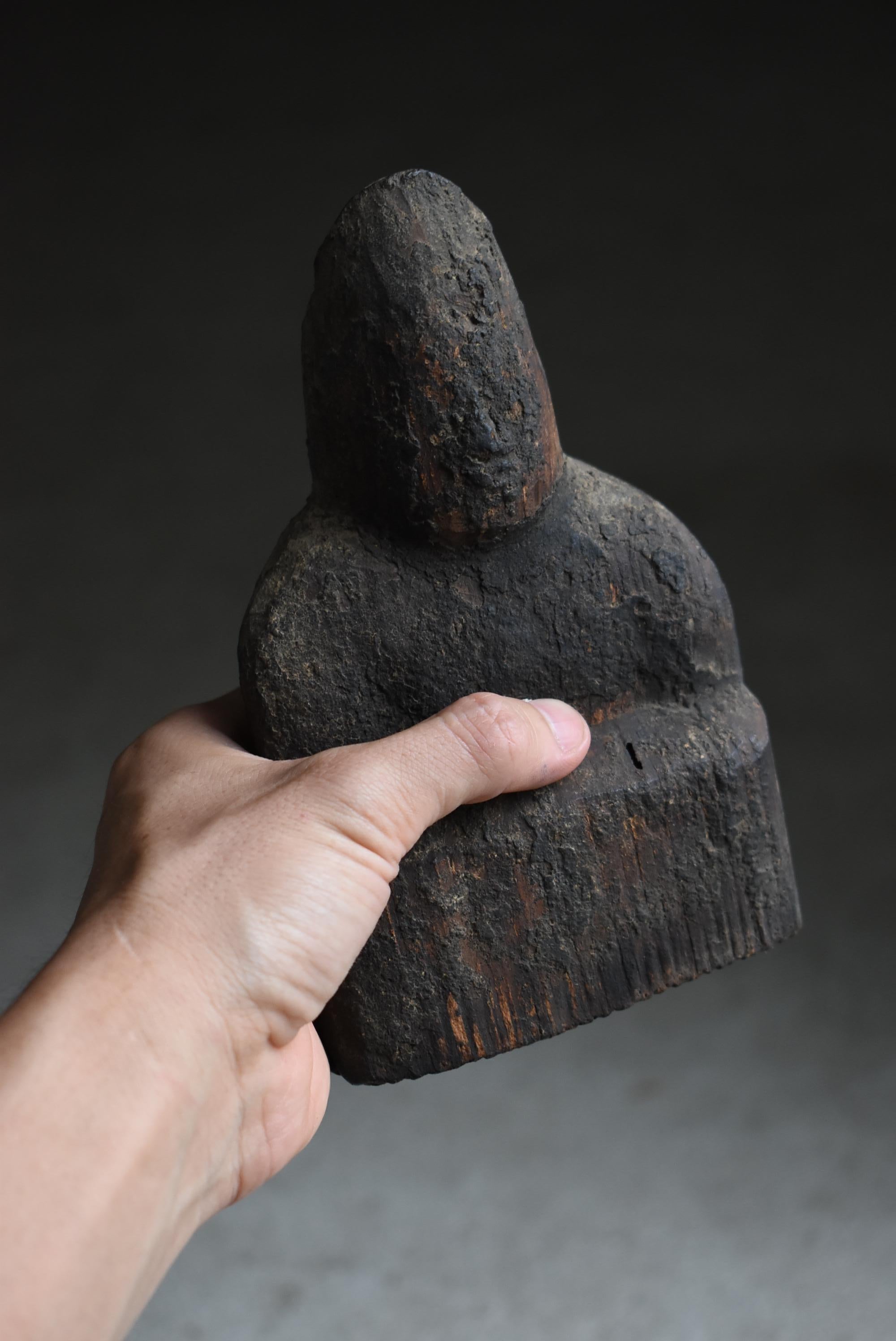 Objet japonais ancien en bois sculpté représentant un dieu masculin 1600s-1700s / Objet figuratif Wabi Sabi en vente 5