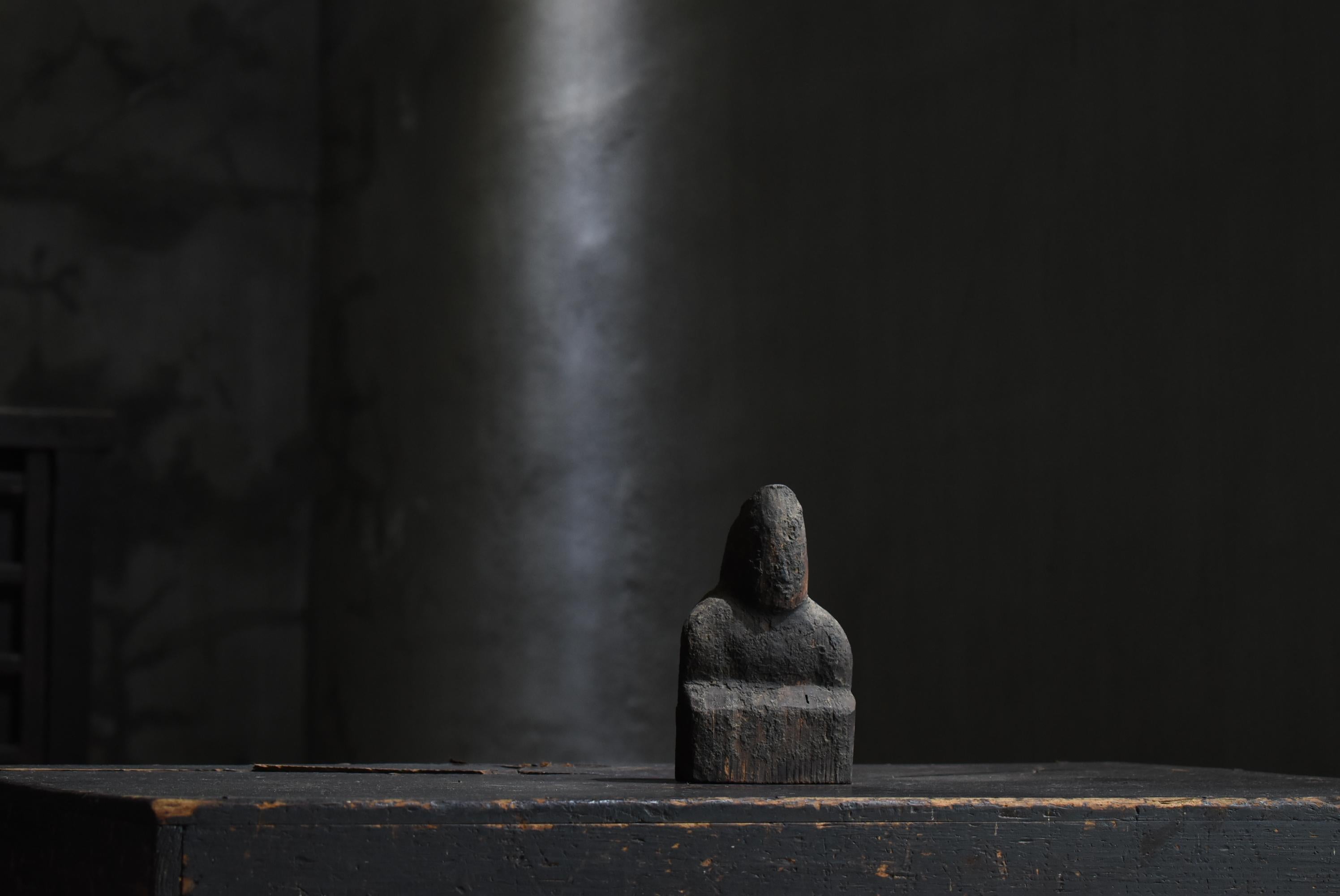 Il s'agit d'une très ancienne sculpture japonaise en bois représentant une divinité masculine.
Il s'agit d'une sculpture sur bois du début de la période Edo. (années 1600-1700)
Il a été chéri comme un dieu pour le peuple.

Sculpté dans du bois de