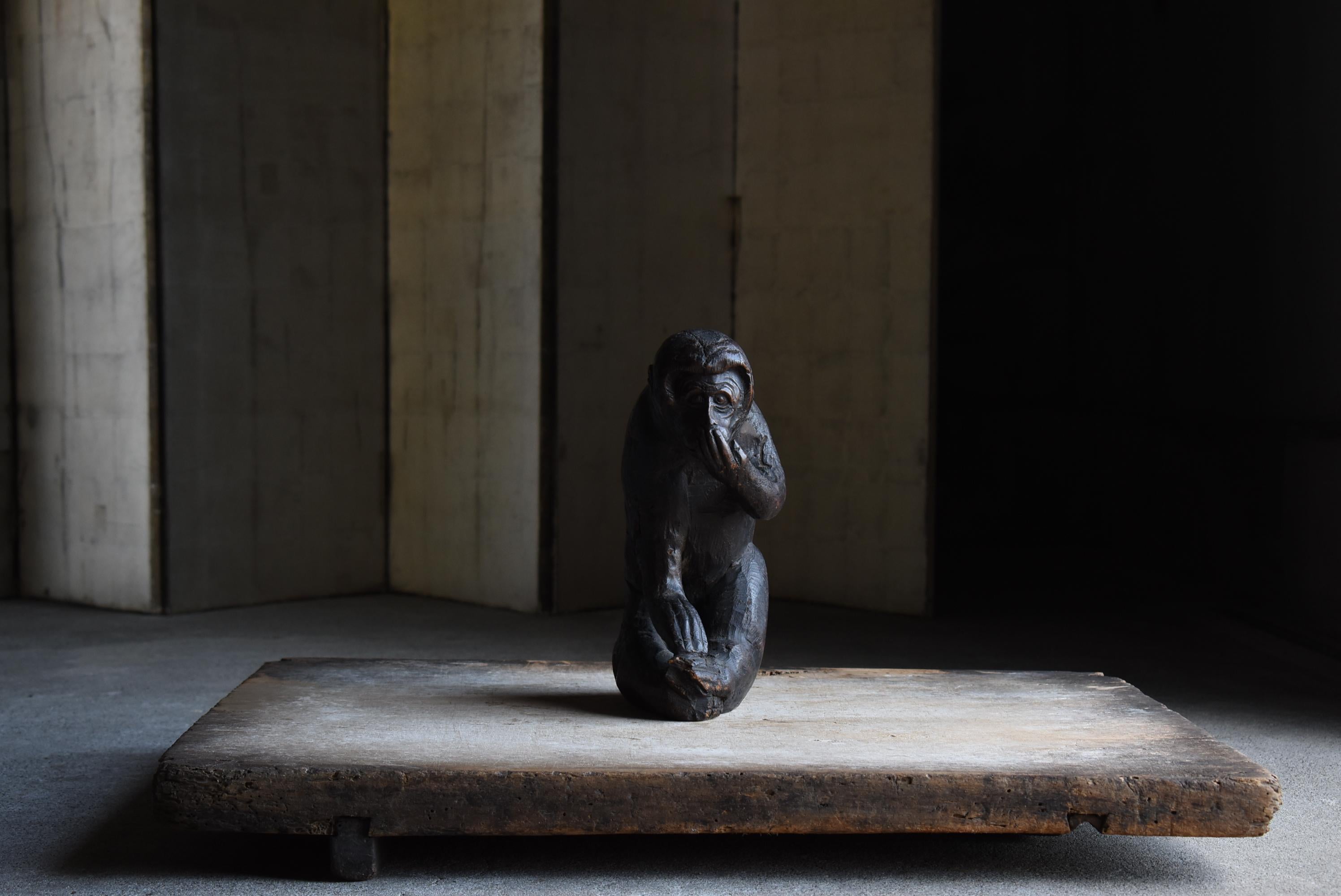 Se trata de un mono de madera tallada muy antiguo fabricado en Japón.
Es del periodo Meiji (1860-1920).
El material es madera de cedro.

Representa a un mono travieso sentado con la boca hacia abajo.
Es una joya que transmite la imagen de un mono