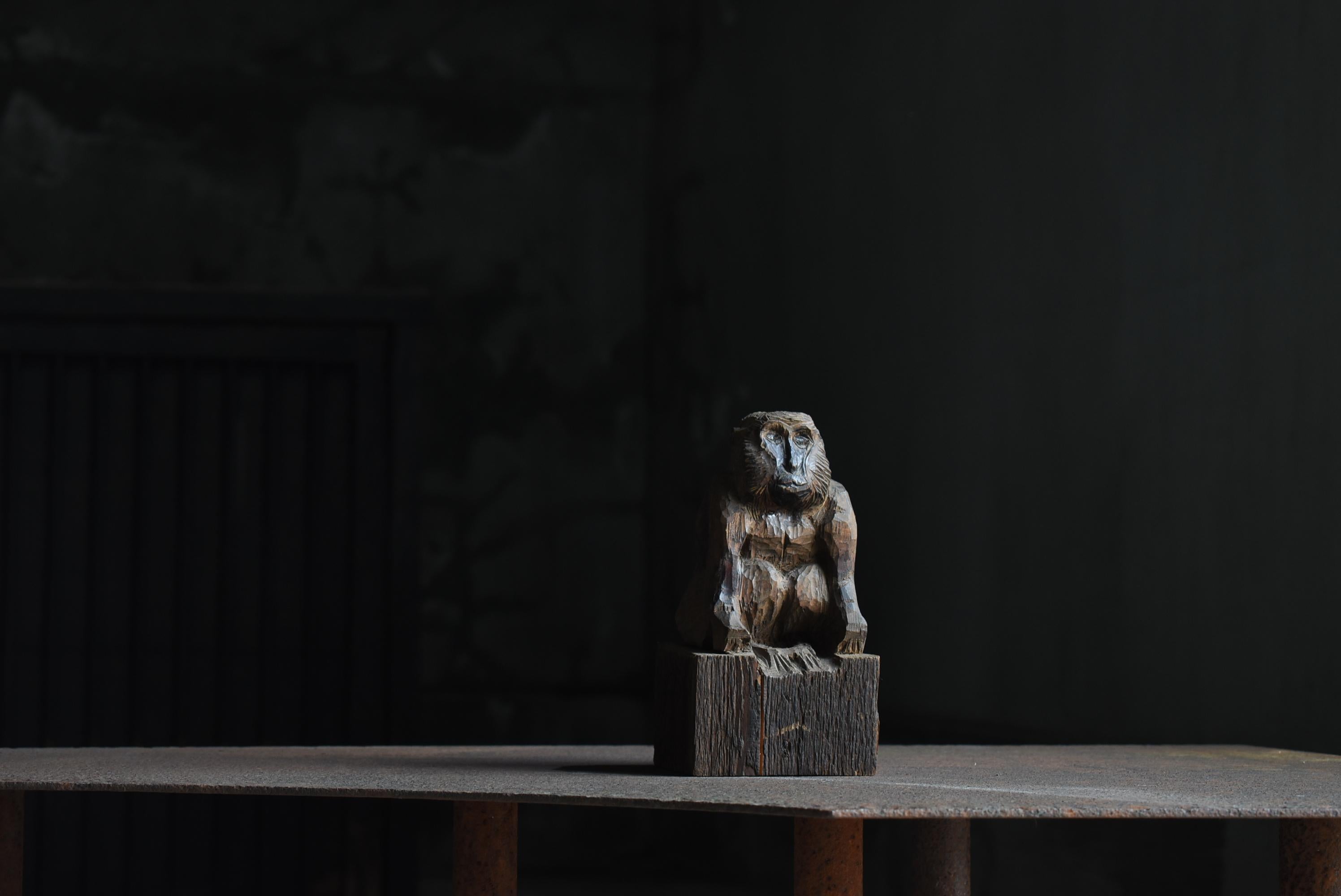 This is a very old wooden monkey carving made in Japan.
It is from the early Showa period (1920s to 1940s).
The material is cedar wood.

It is a wonderful representation of a seated monkey.
It is a gem that conveys the image of an adorable