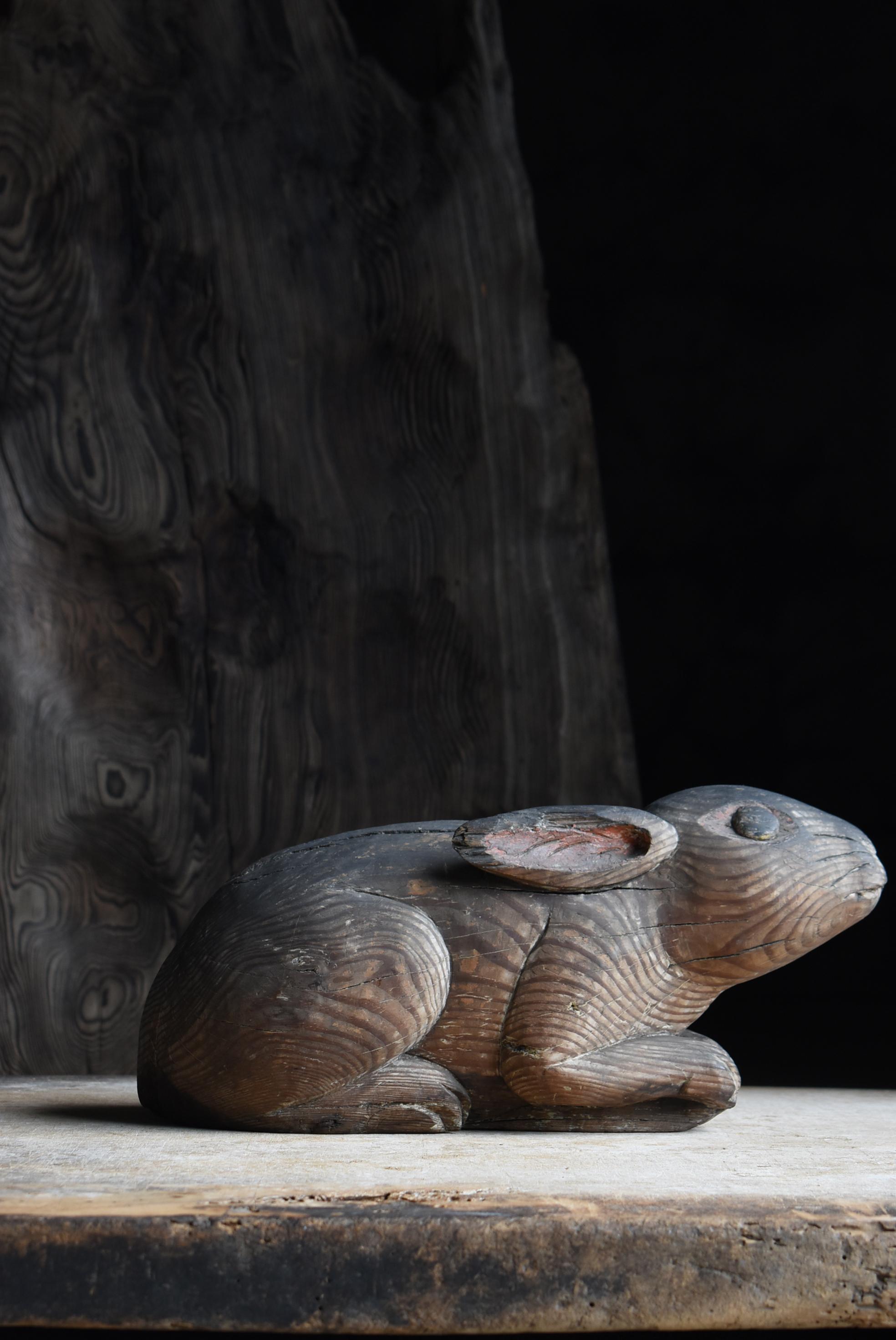 Si tratta di un'antica scultura in legno giapponese raffigurante un coniglio, un prezioso manufatto realizzato nel tardo periodo Edo (inizio 1800-1860). È stato scoperto in un tempio buddista. Realizzato in legno di pino, le venature del legno