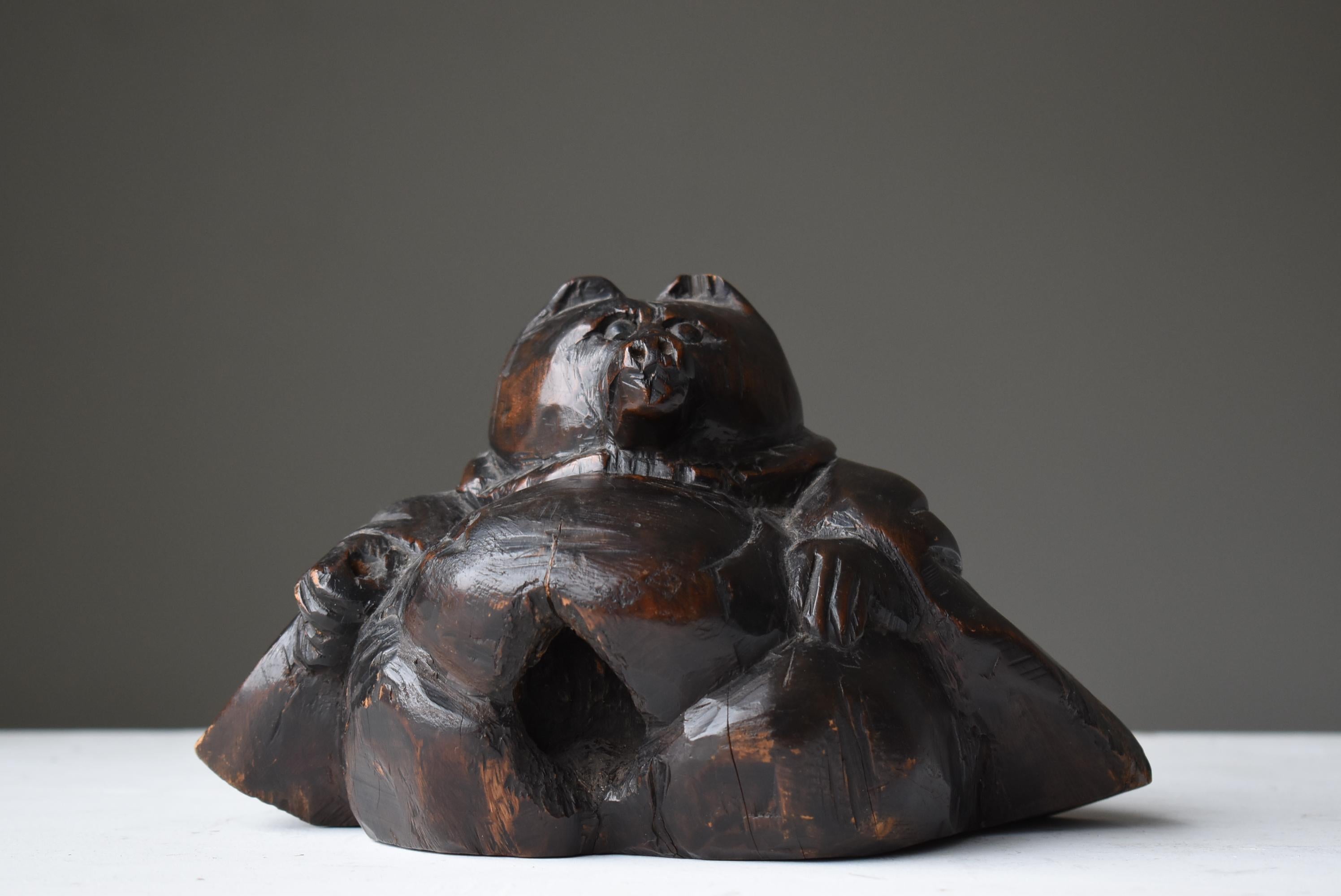 This is an old Japanese wooden carving of a raccoon dog.
This is a very rare item in the form of a monk.
It is believed to be from the Meiji period (1860s-1920s).
It is an Itto-bori carving.

It is assumed that the raccoon was made to serve as