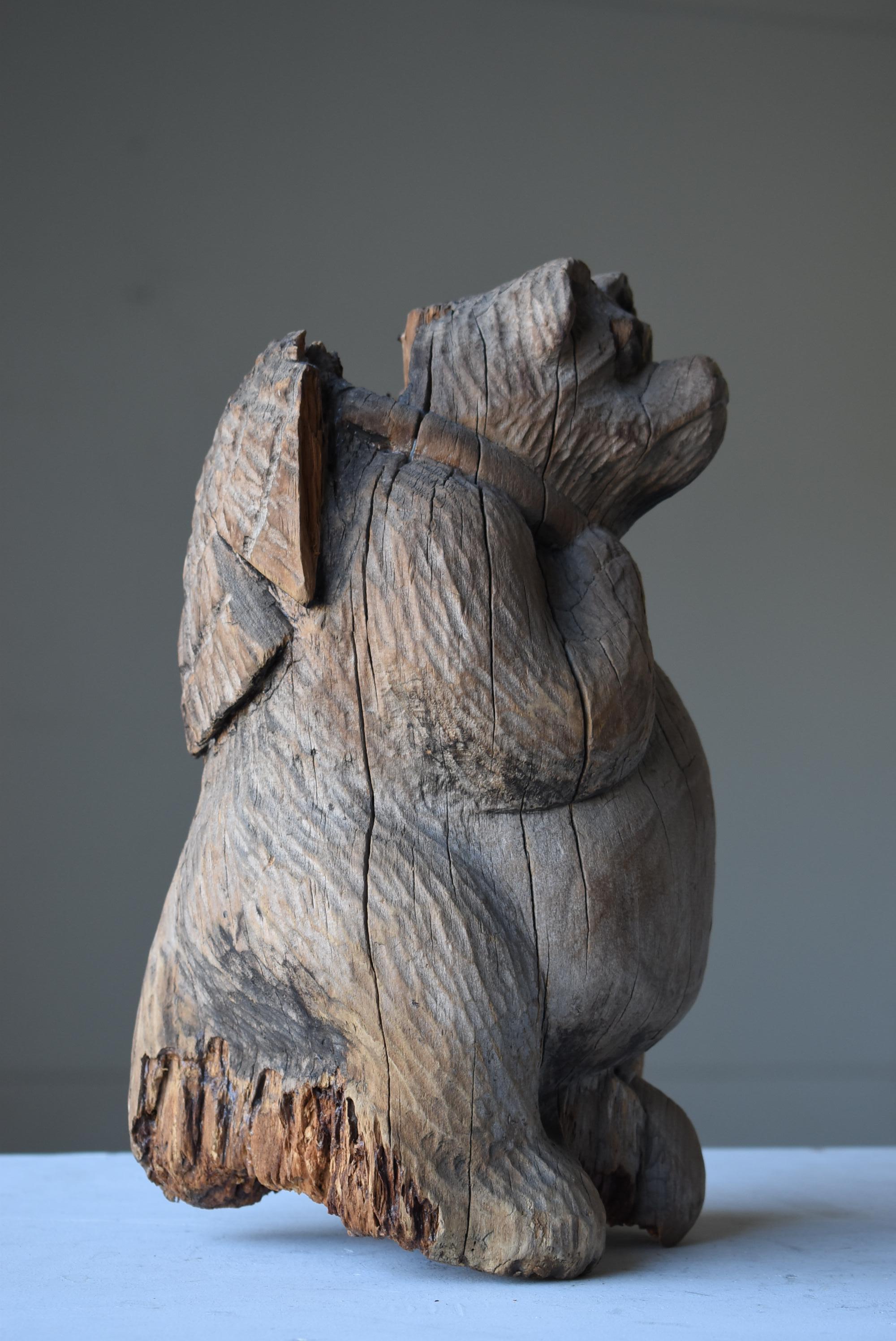Ancien objet japonais sculpté en bois, chien de raton laveur, années 1900-1940, Mingei Wabi Sabi en vente 8
