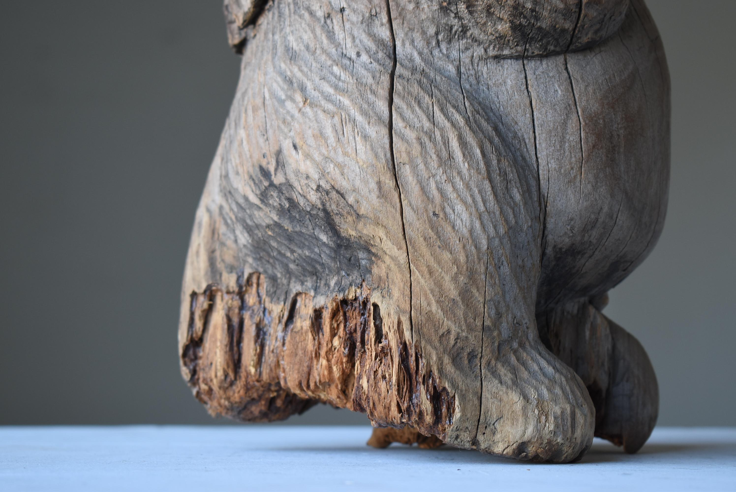 Ancien objet japonais sculpté en bois, chien de raton laveur, années 1900-1940, Mingei Wabi Sabi en vente 9