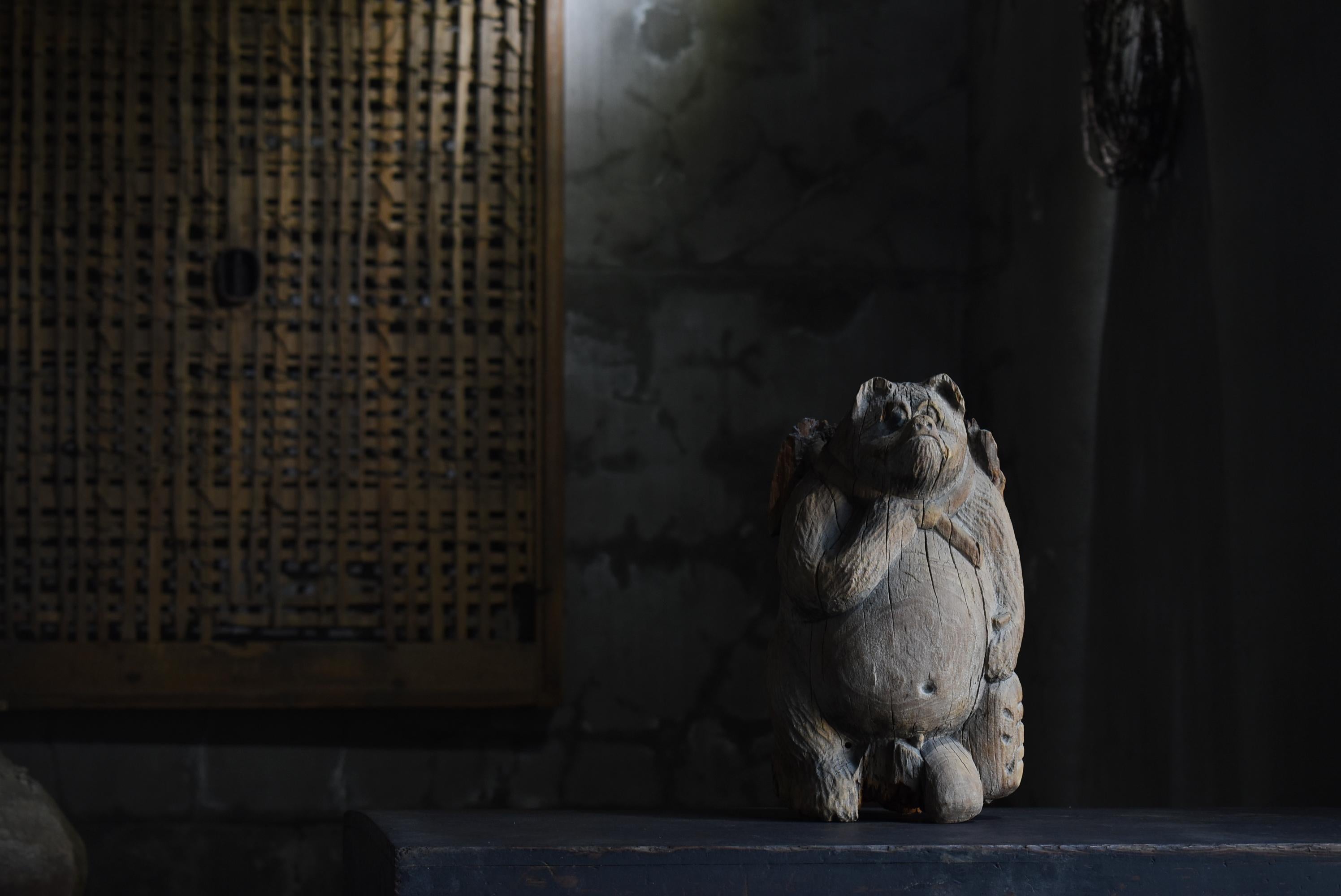 Dies ist eine sehr alte Waschbär Hund Holzschnitzerei in Japan gemacht.
Diese Holzschnitzerei wurde in der frühen Showa-Periode (1900er bis 1940er Jahre) hergestellt.
Er ist aus einem einzigen Stück Zedernholz geschnitzt.

In Japan ist es üblich,