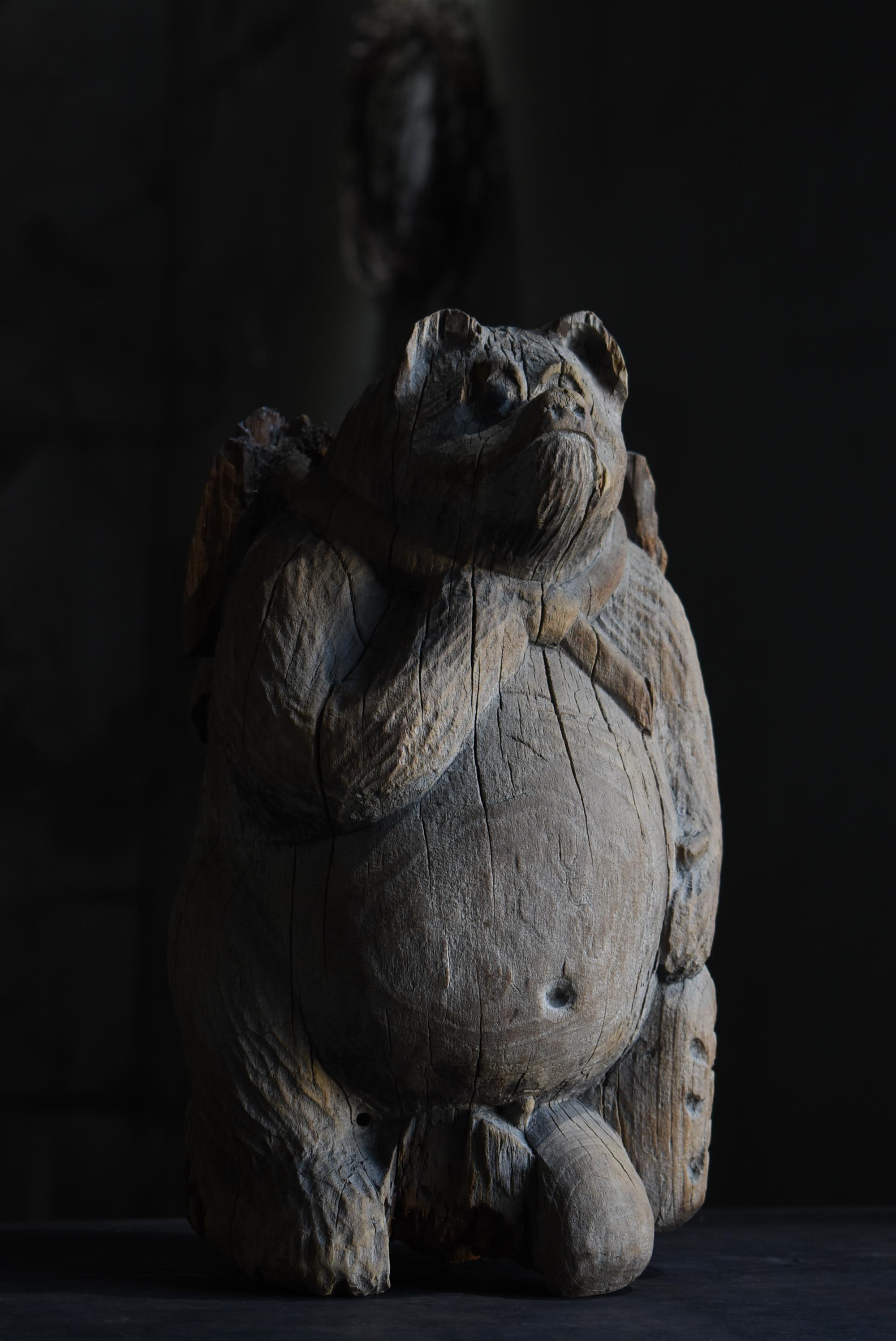 Showa Ancien objet japonais sculpté en bois, chien de raton laveur, années 1900-1940, Mingei Wabi Sabi en vente
