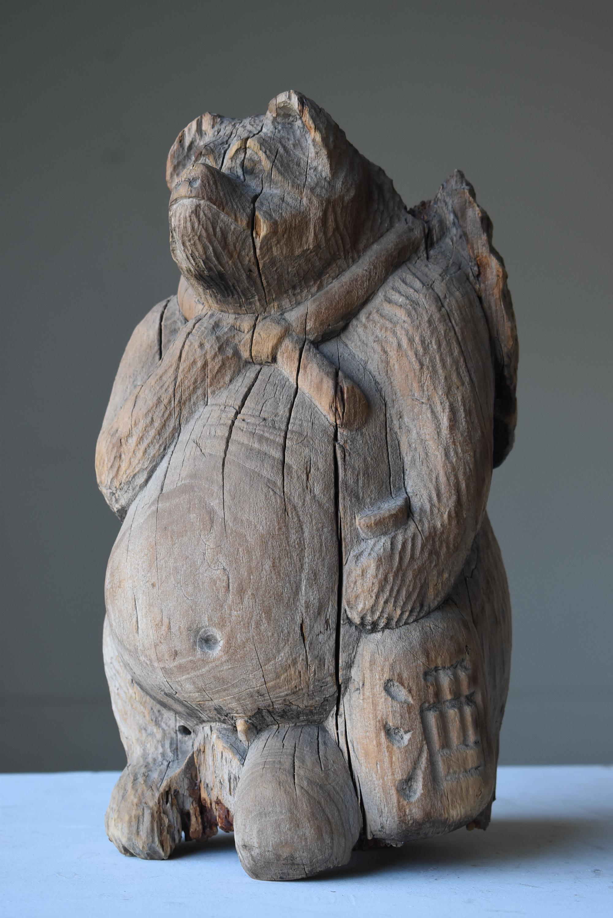 Ancien objet japonais sculpté en bois, chien de raton laveur, années 1900-1940, Mingei Wabi Sabi en vente 2