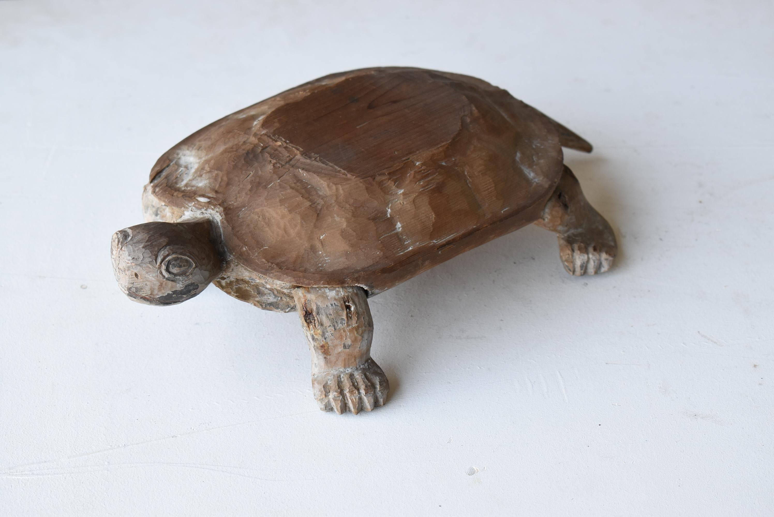 This is a very old Japanese carved wooden turtle.
This item is from the Edo period (1800s-1860s).
It is made of cedar wood.
Very rare item.

Turtles have been considered a good luck charm in Japan since ancient times.
It is like a guardian god of