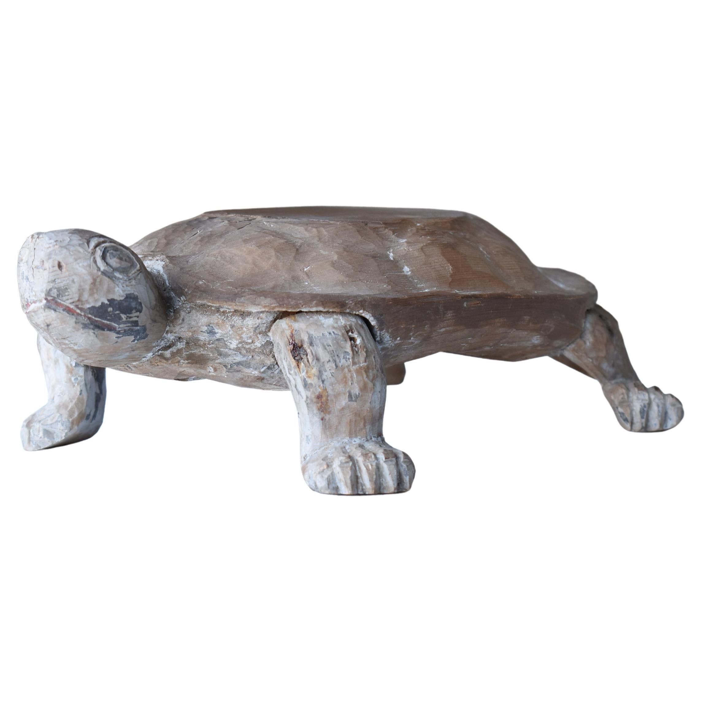 Ancien objet artisanal japonais de tortue en bois sculpté des années 1800-1860/Folk Crafts Mingei en vente